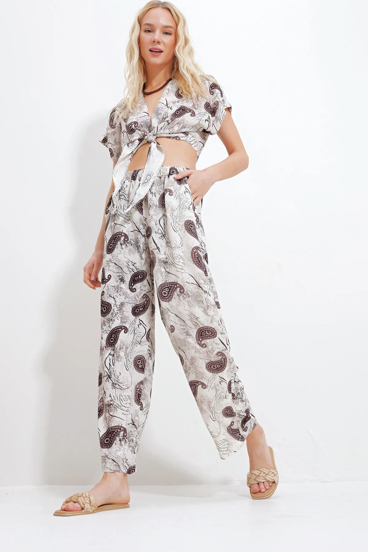 Trend Alaçatı Stili  Damen-Set aus gemusterter, geraffter Crop-Bluse und Taschenhose unten oben, gewebt, Alc-X11745