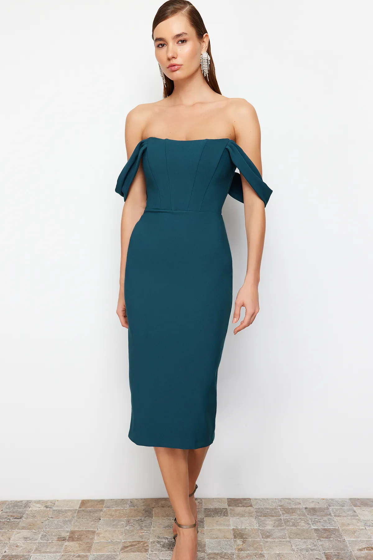 Trendyol Collection  Smaragdgrünes, figurbetontes, elegantes Abendkleid mit gewebtem Korsettdetail TPRSS22EL00097