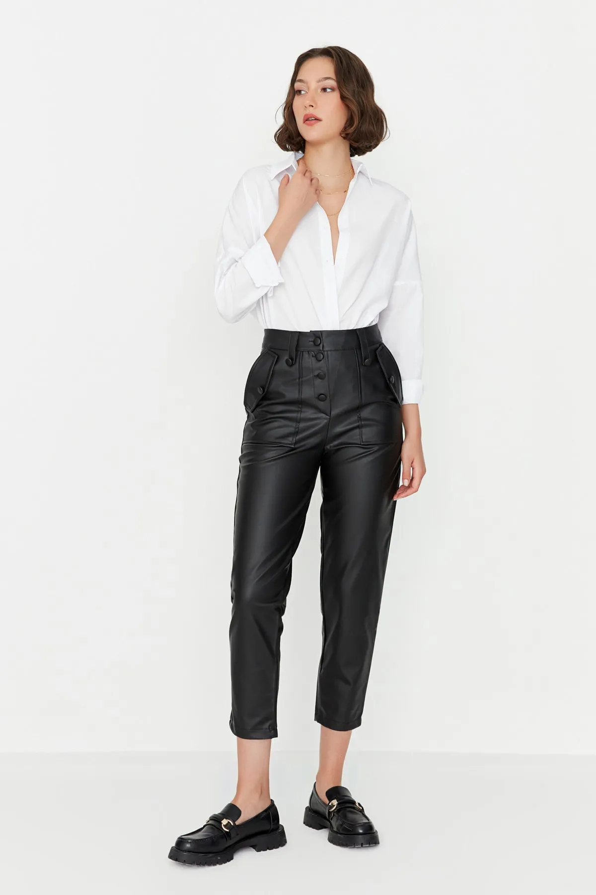 Trendyol Collection  Schwarze Karottenhose aus Kunstleder mit gewebter Vorderseite und Knöpfen TWOAW22PL0083
