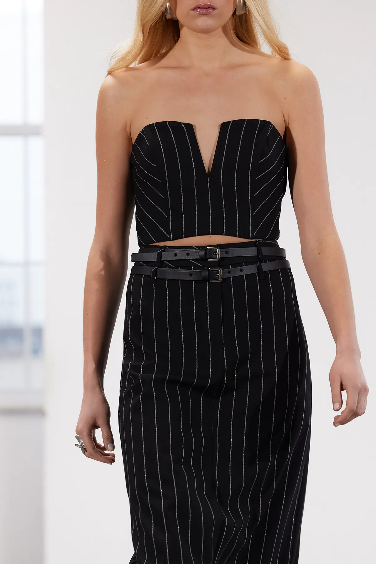 Trendyol Collection  Schwarz gestreiftes Crop-Bustier in limitierter Auflage TPRSS24BS00029