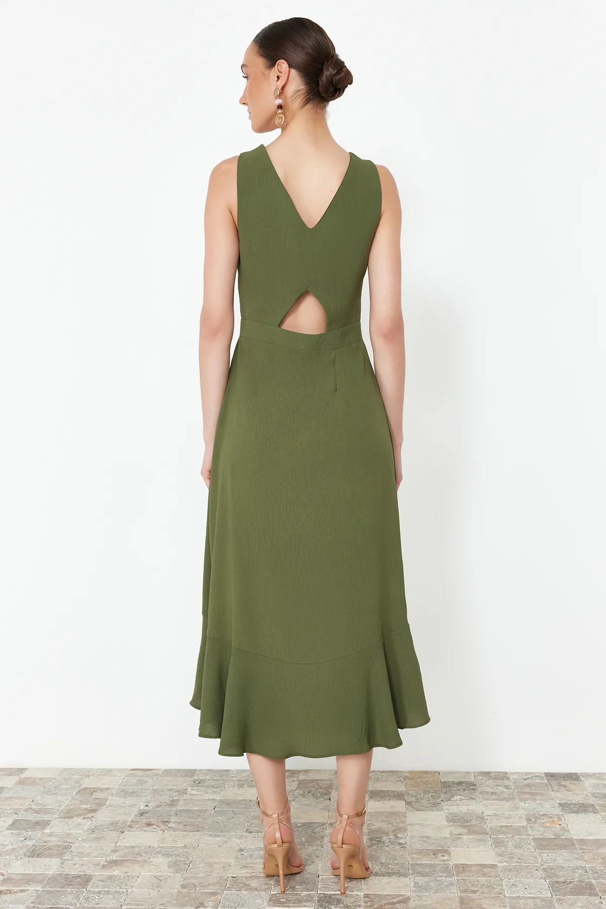 Trendyol Collection  Khaki Khaki gewebtes Midikleid mit Knopfdetail TWOSS23EL02158