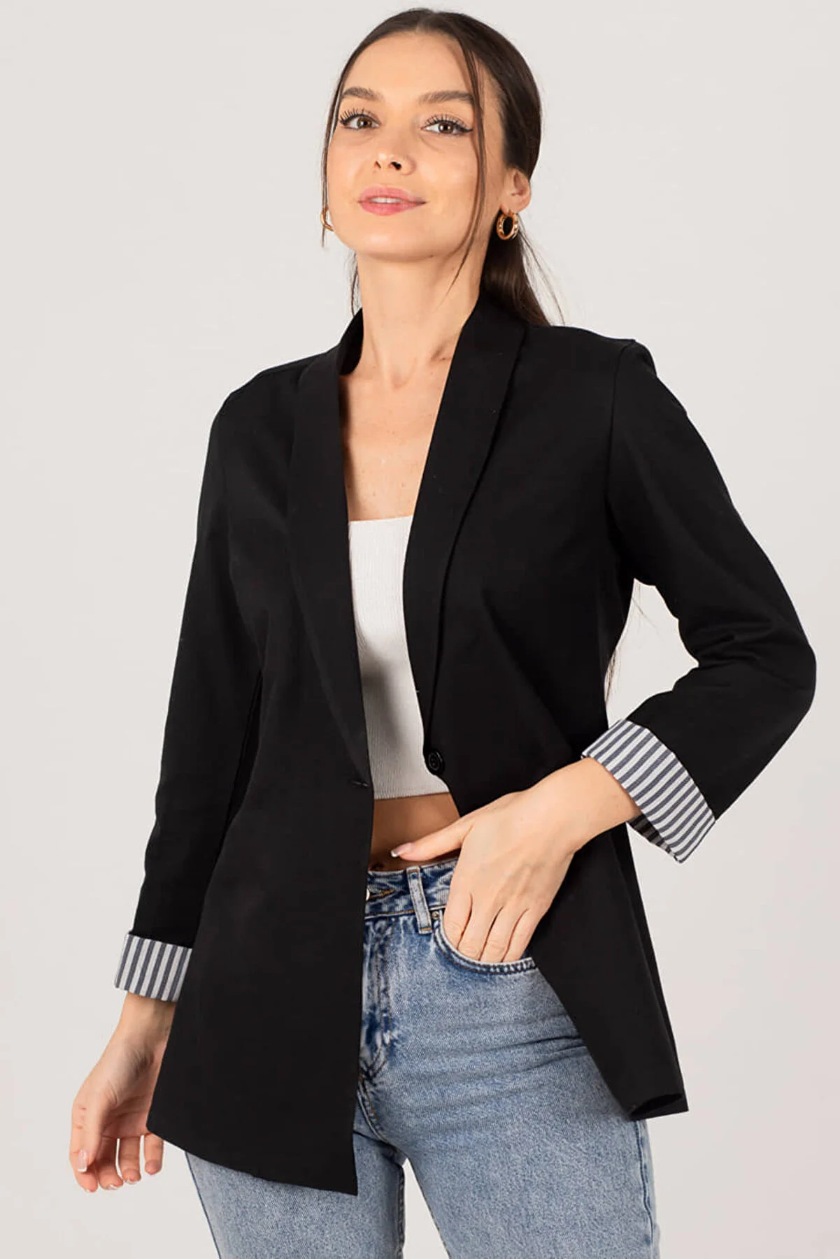 armonika  Schwarze Damenjacke mit einem Knopf und gestreiften Innenärmeln ARM-22K001122