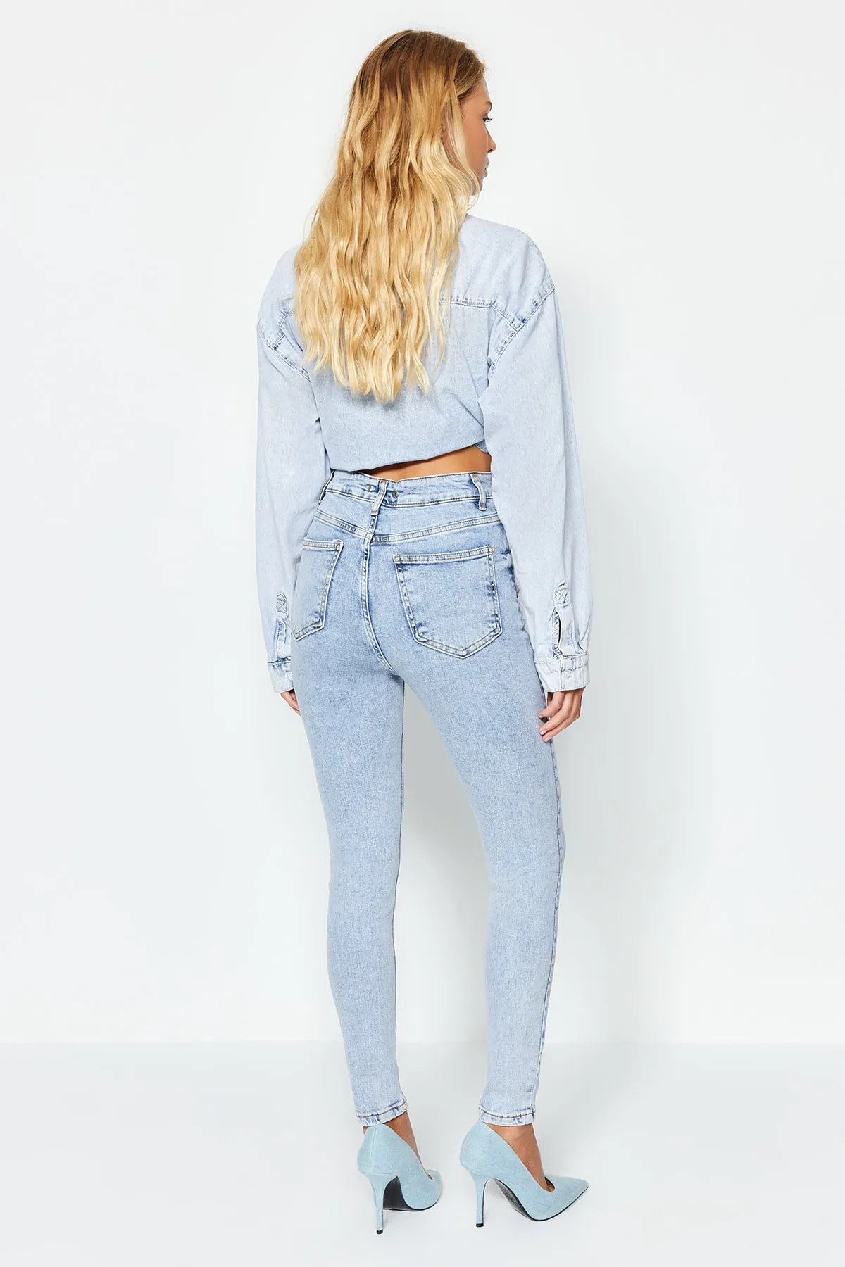 Trendyol Collection  Blaue Skinny Jeans mit Knopfleiste vorn und hoher Taille TWOSS23JE00077