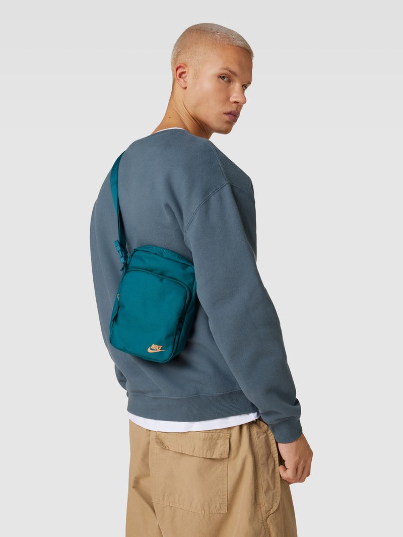 Umhängetasche mit Label-Print Modell 'Nike Heritage Crossbody' in schilf