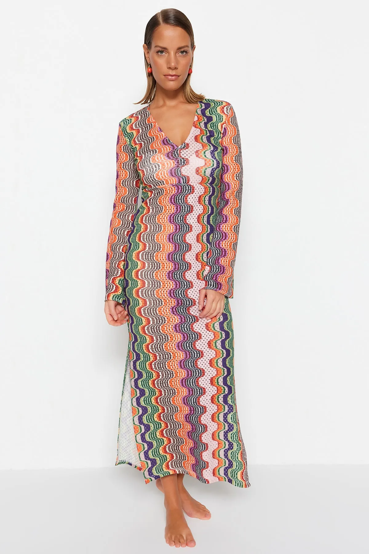 Trendyol Collection  Geometrisch gemustertes, tailliertes Maxi-Strick-Strandkleid TBESS23EL00177