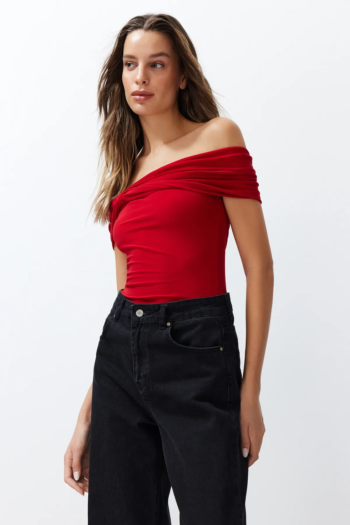 Trendyol Collection  Rote Carmenkragen-Bluse mit figurbetontem Schnitt und flexibler Crop-Strick-Optik TWOSS24BZ00368