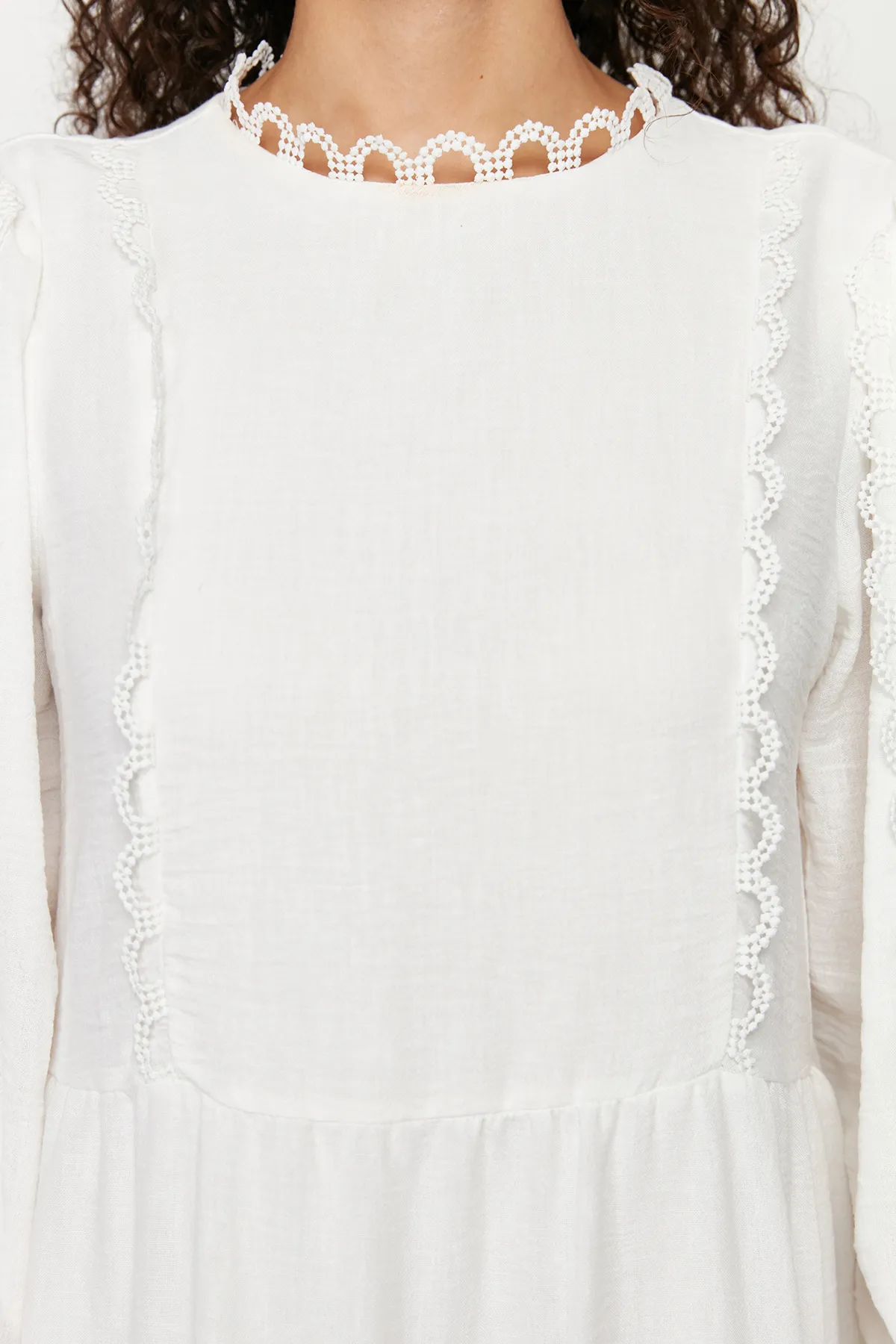 Trendyol Modest  Weißes, gefüttertes, besticktes, detailliertes Webkleid TCTSS24EB00178
