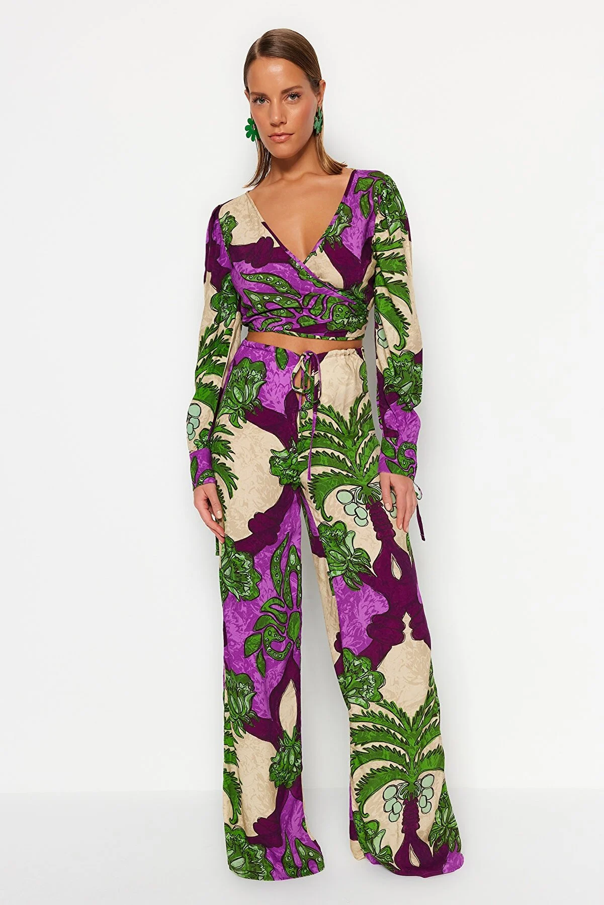 Trendyol Collection  Set aus gewebter Bluse und Hose mit tropischem Muster TBESS23AU00103