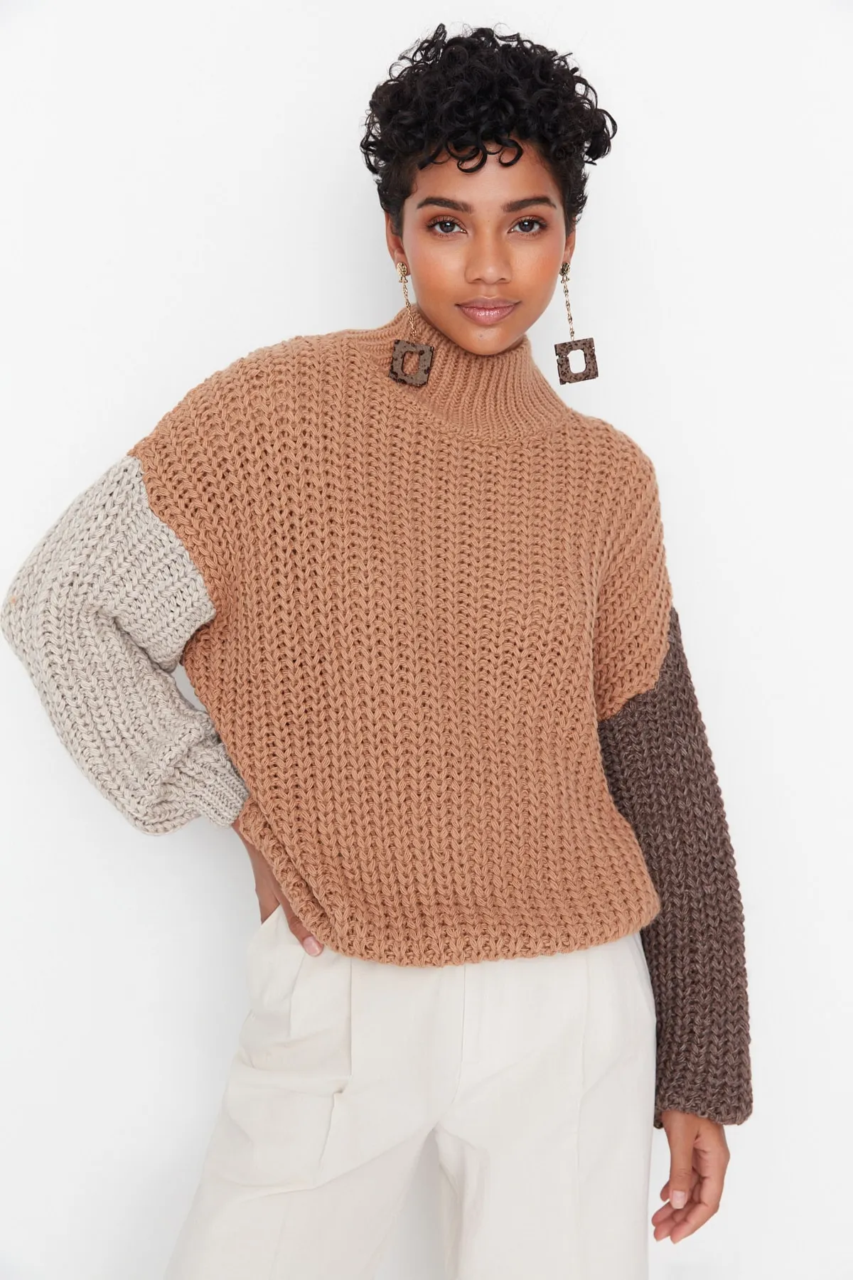 Trendyol Collection  Kamelfarbener, weich strukturierter Strickpullover mit Farbblockdesign und weiter Passform TWOAW21KZ0271