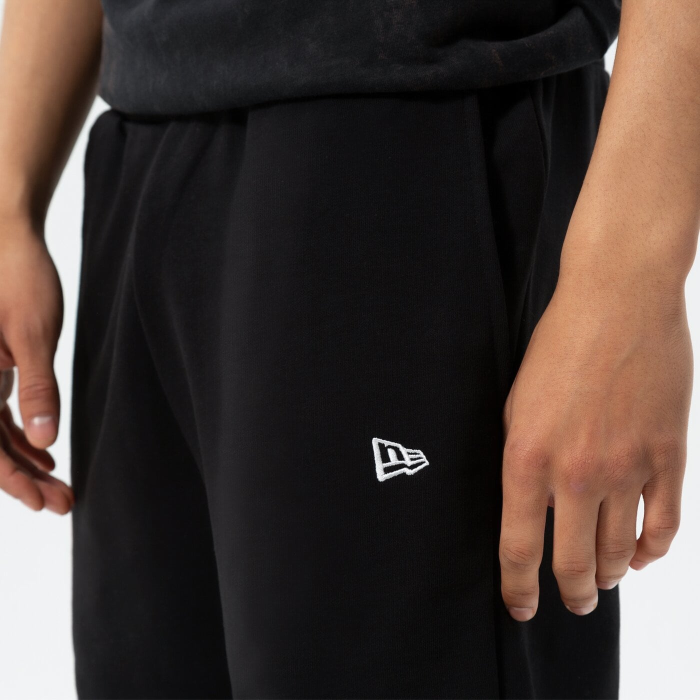 NEW ERA SHORTS ESSENTIAL SHORT Schwarz