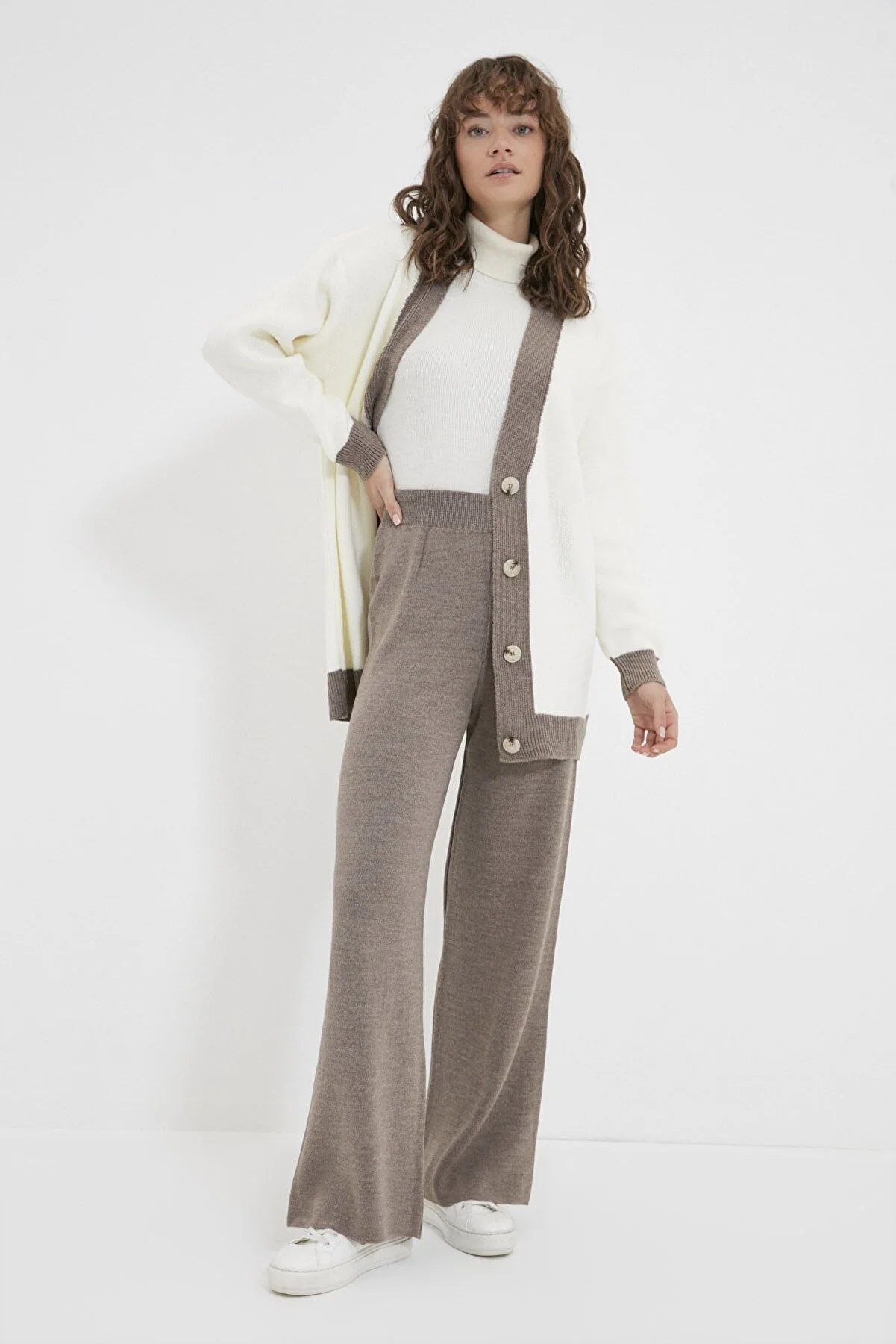 Trendyol Modest  Strickset mit Strickjacke und Hose in Nerzgelb mit Streifendetail TCTAW22AU0156