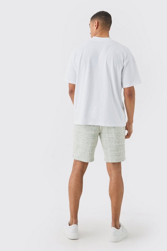 Oversize Man T-Shirt und strukturierte Shorts