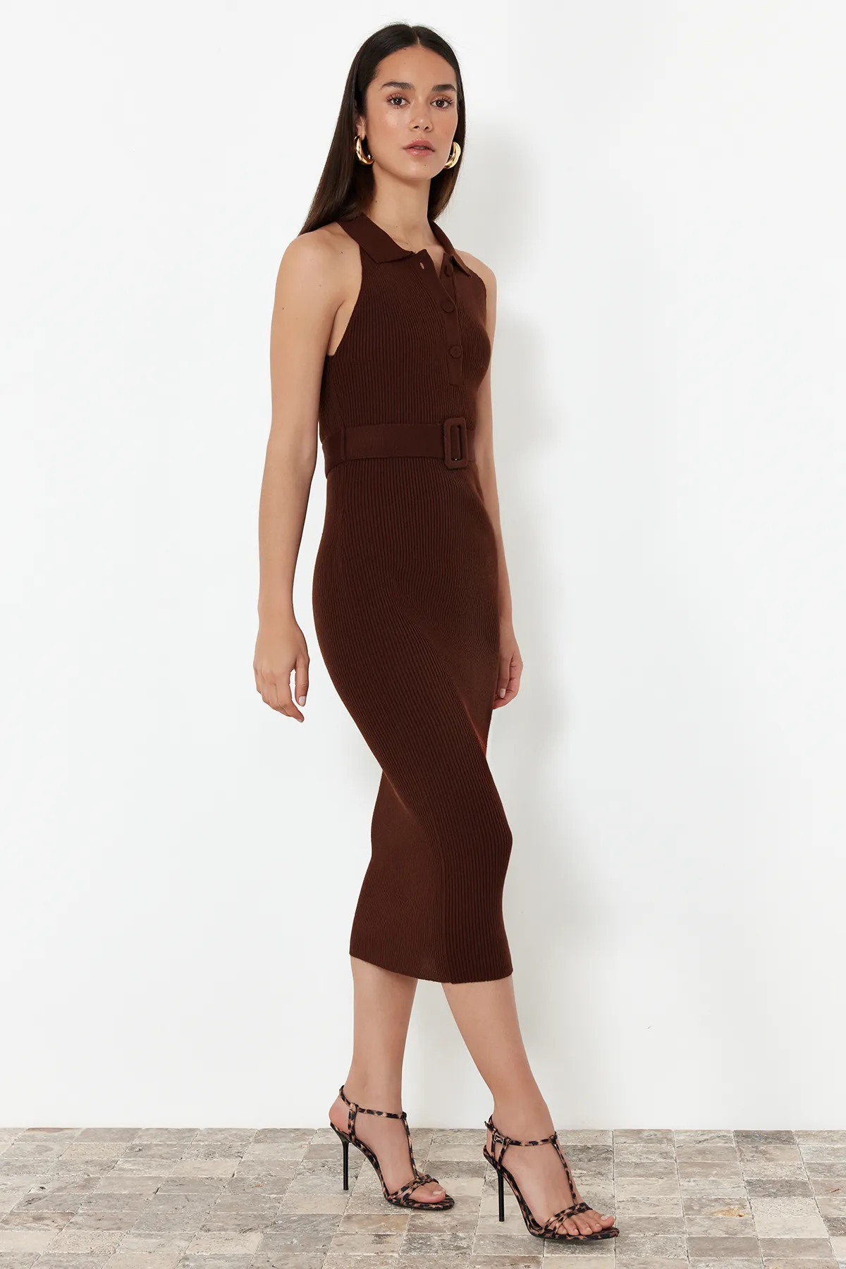Trendyol Collection  Braunes Strick-Midikleid mit Gürteldetail TWOSS22EL1031