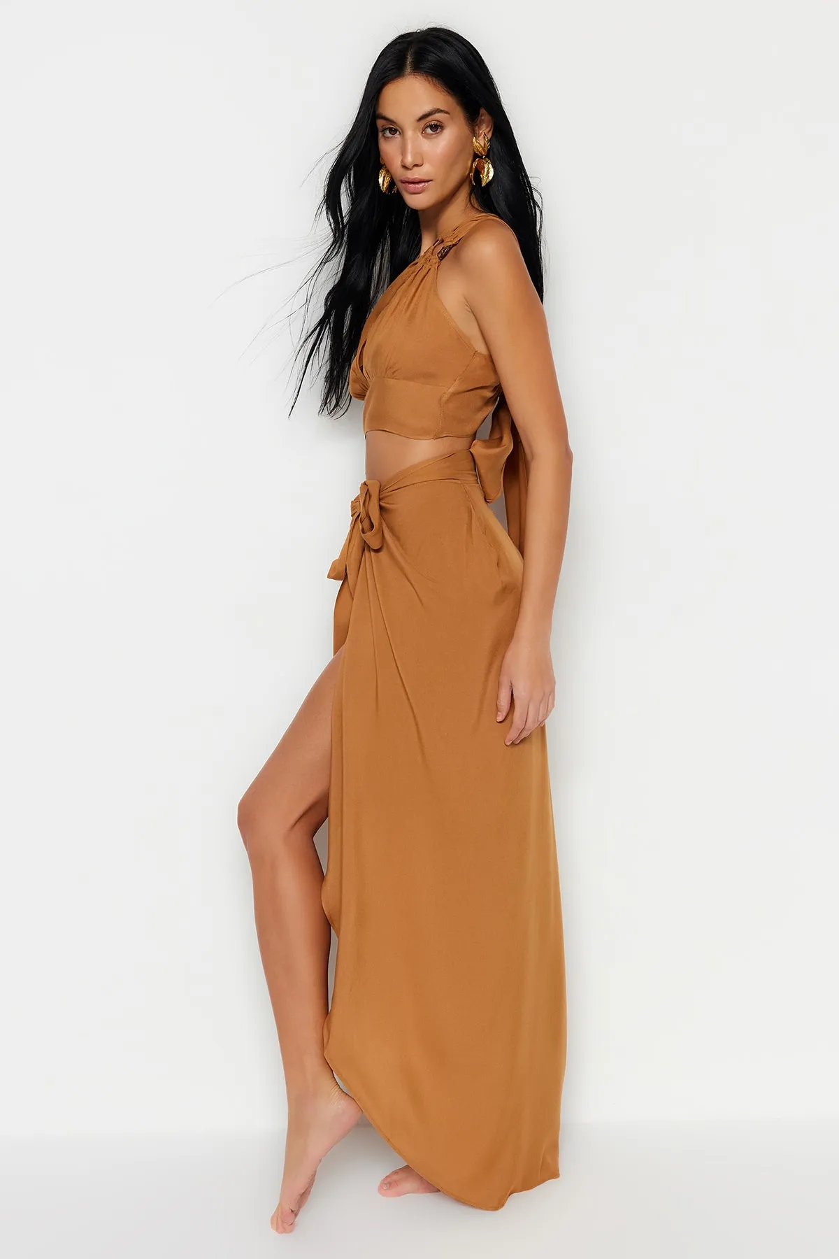 Trendyol Collection  Braunes gewebtes Accessoire-Set mit einer Schulter und Bluse und Rock TBESS23AU00133
