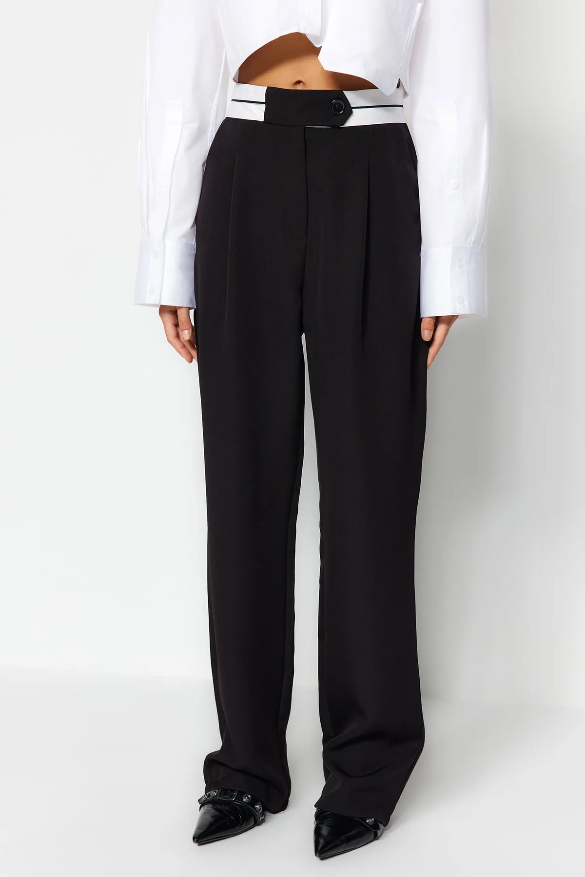 Trendyol Collection  Schwarze Hose mit weitem Bein und gewebtem Taillendetail TWOAW24PL00037
