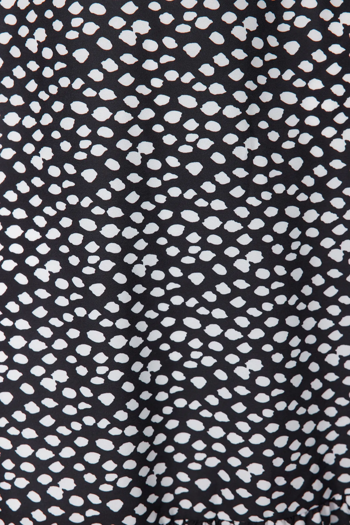 Trendyol Curve  Schwarzes gewebtes Kleid mit Stehkragen und Tiermuster TBBSS24AH00135