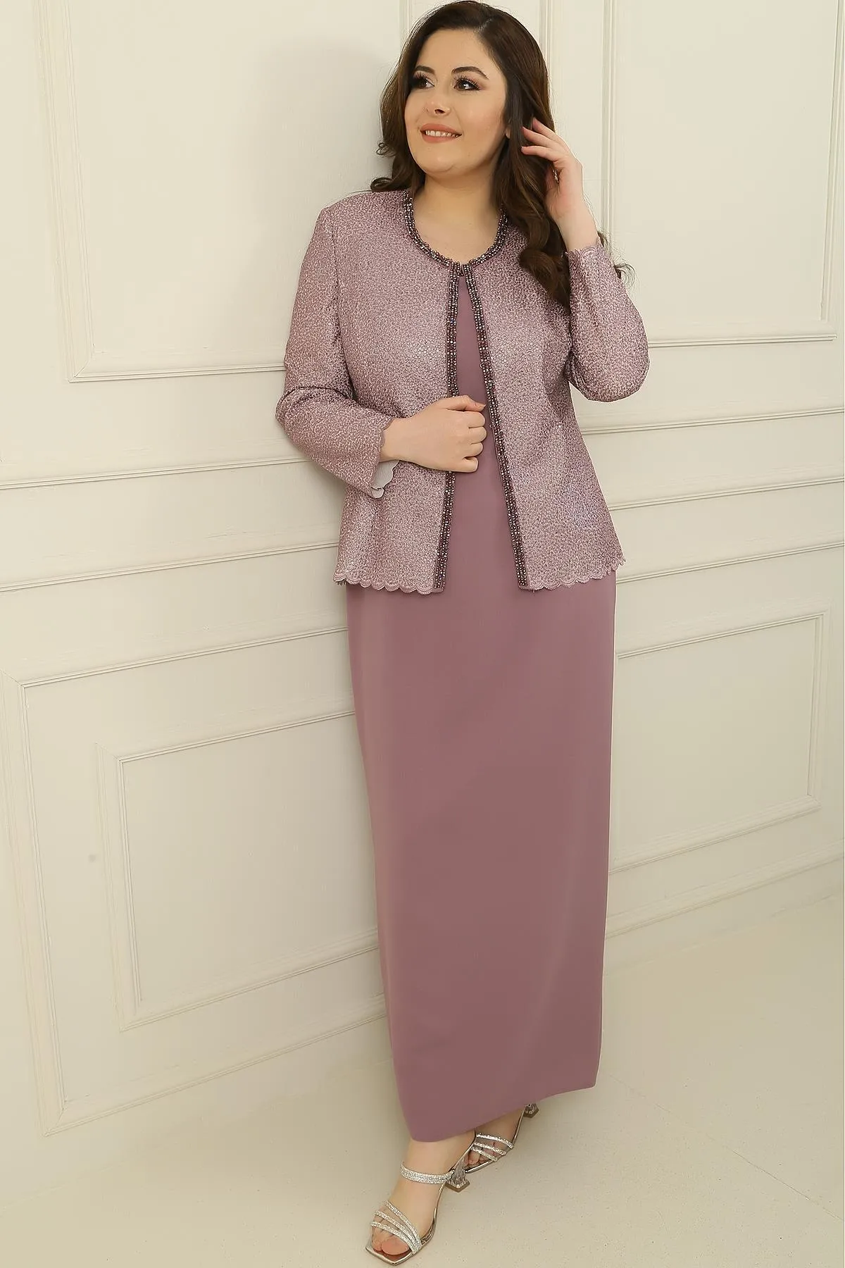 By Saygı  2-teiliges Set mit Kragen, Steinfutter, langem Kreppkleid und Paillettenjacke in Übergröße