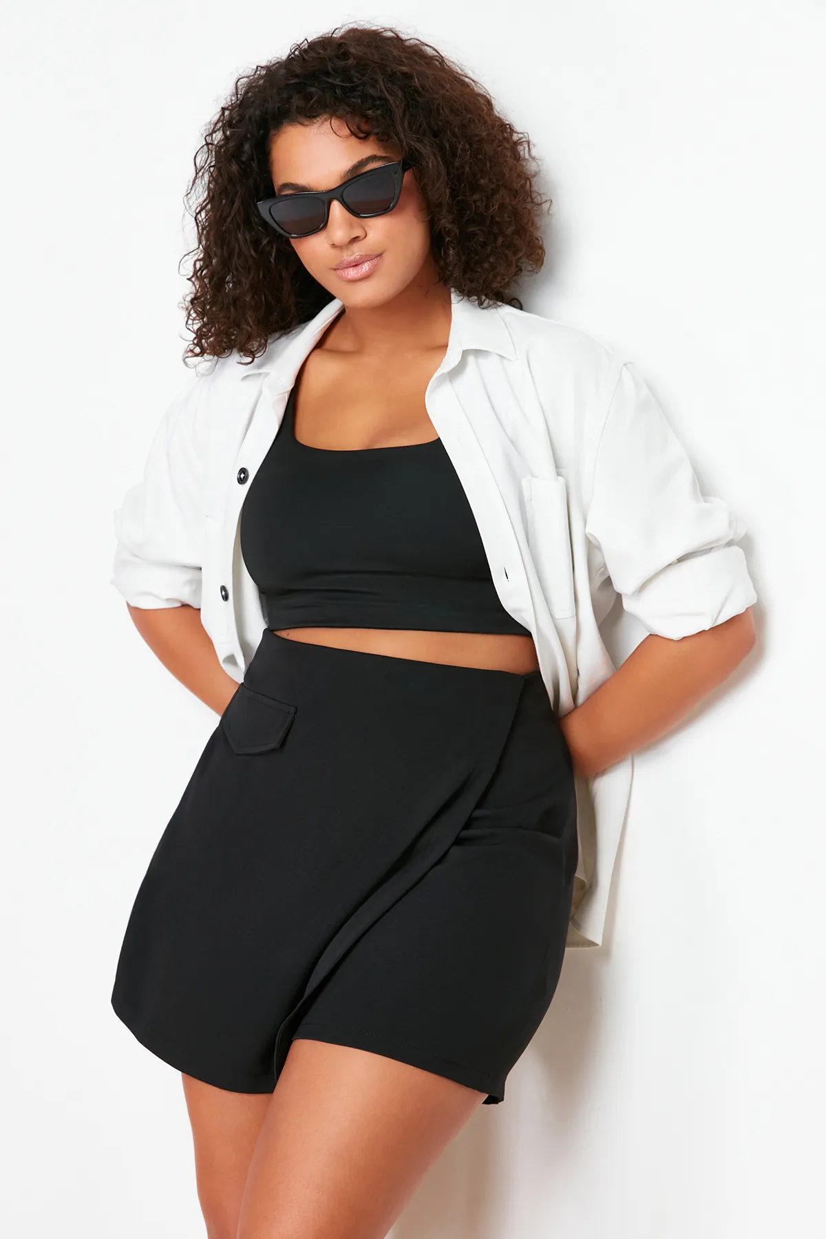 Trendyol Curve  Schwarzer gewebter Shortsrock mit Taschendetail TBBSS24AP00004