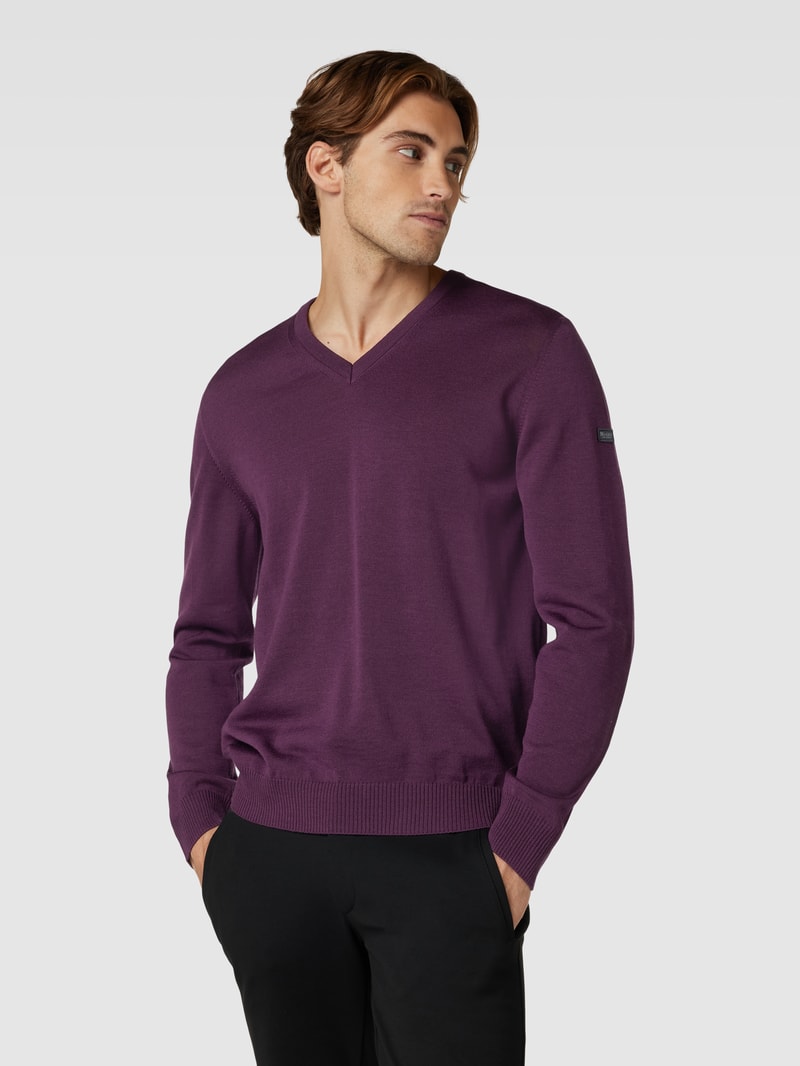 Strickpullover mit Label-Patch in bordeaux rot