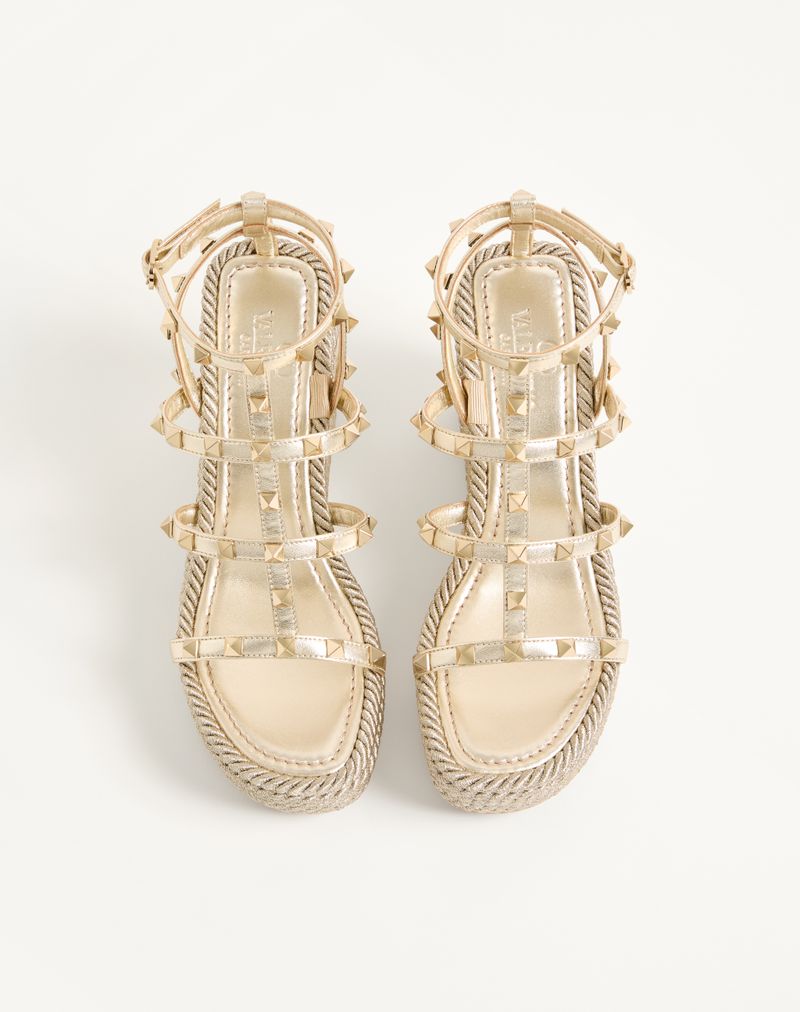 Sandália plataforma Rockstud em couro napa laminado 95mm