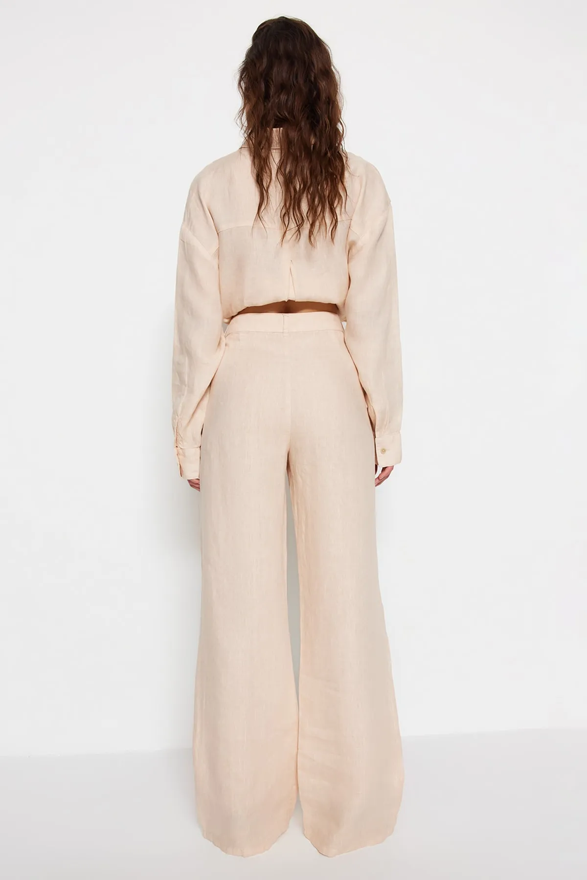 Trendyol Collection  Beigefarbene Plissierte Hose aus 100 % Leinen mit hoher Taille und weitem Bein TWOSS23JE00294