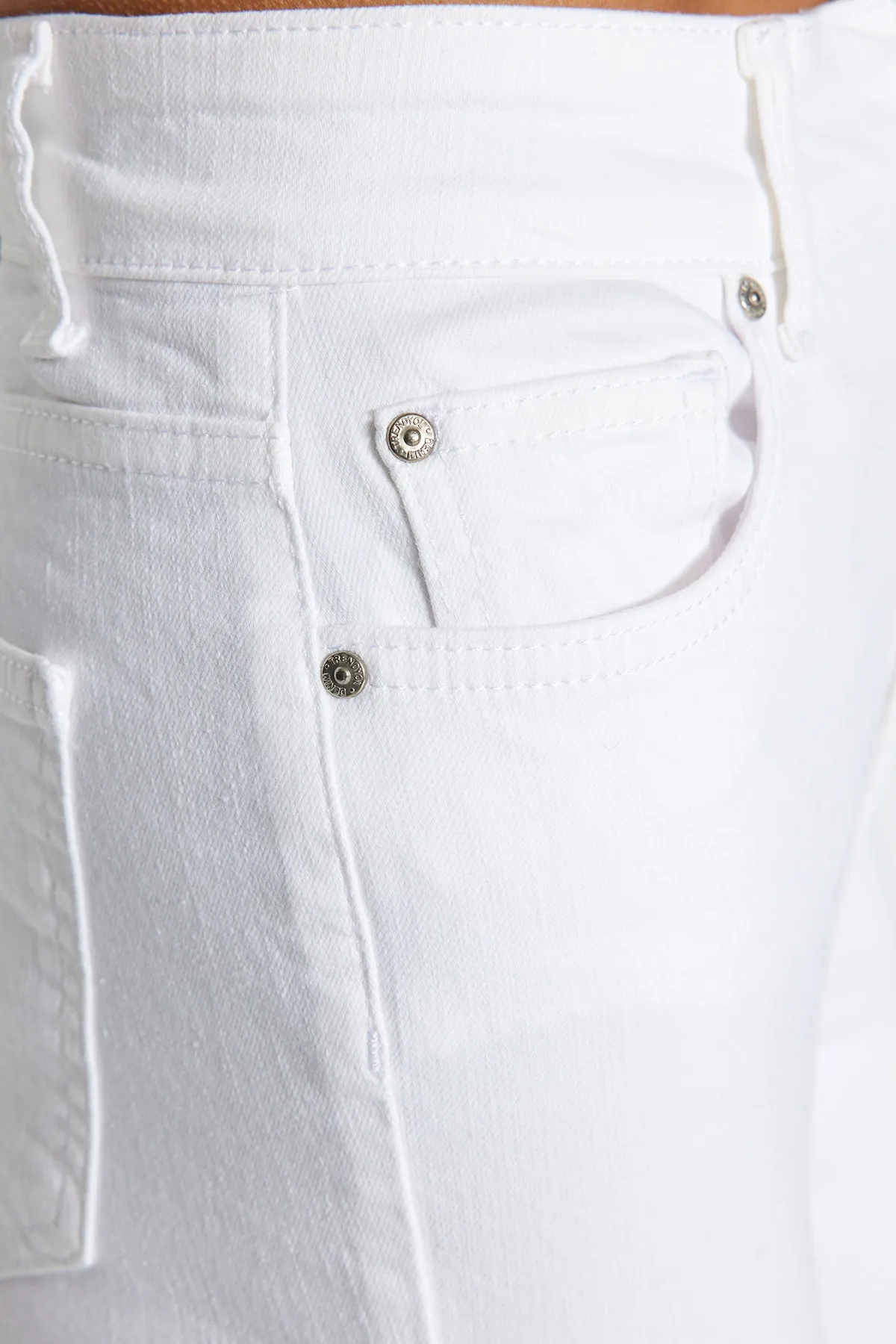 Trendyol Collection  Weiße Skinny-Jeans mit superhoher Taille TWOSS23JE00202