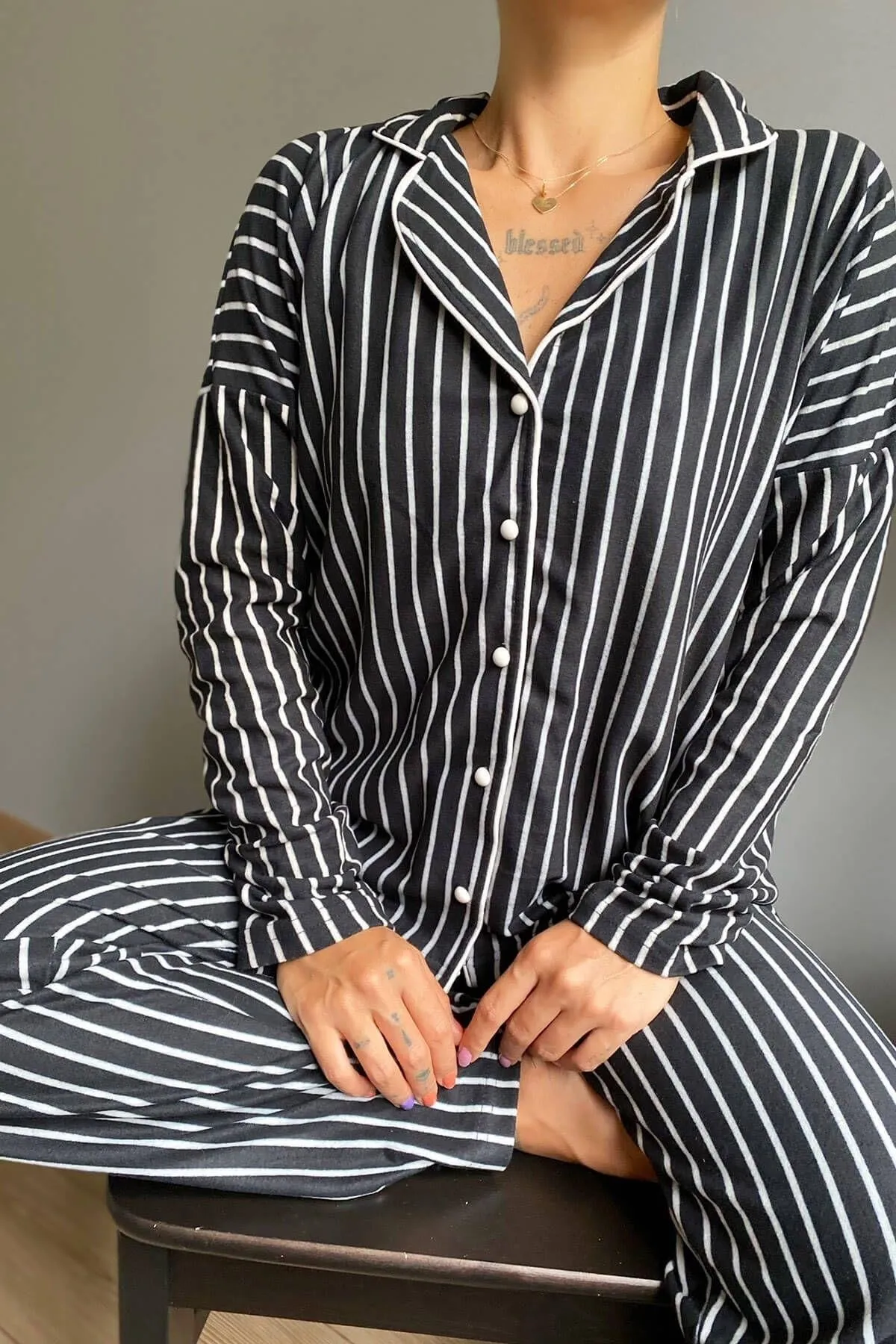 Pijamaevi  Pyjama-Set aus langärmligem Samt mit Streifenmuster und Knöpfen vorne