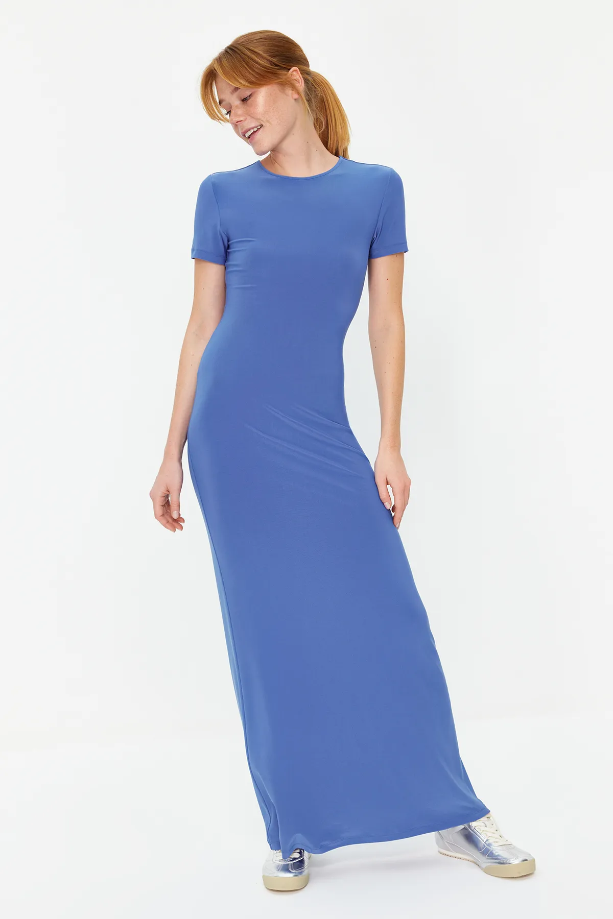 Trendyol Collection  Blaues kurzärmliges, figurbetontes Maxi-Bleistiftkleid mit Rundhalsausschnitt und flexiblem Strick TWOSS24EL00097