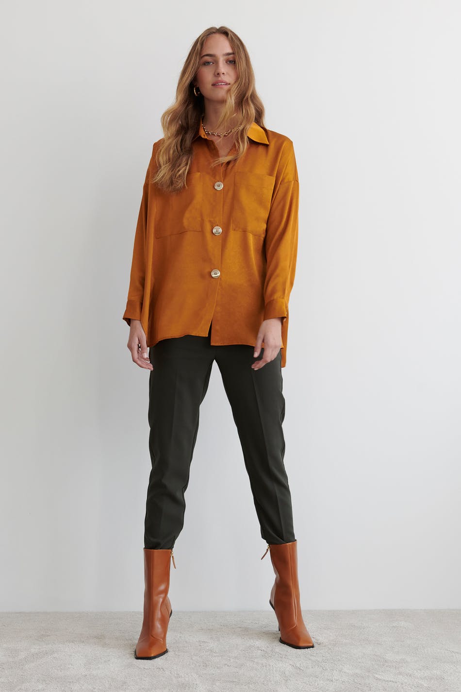 Sivi gold button shirt