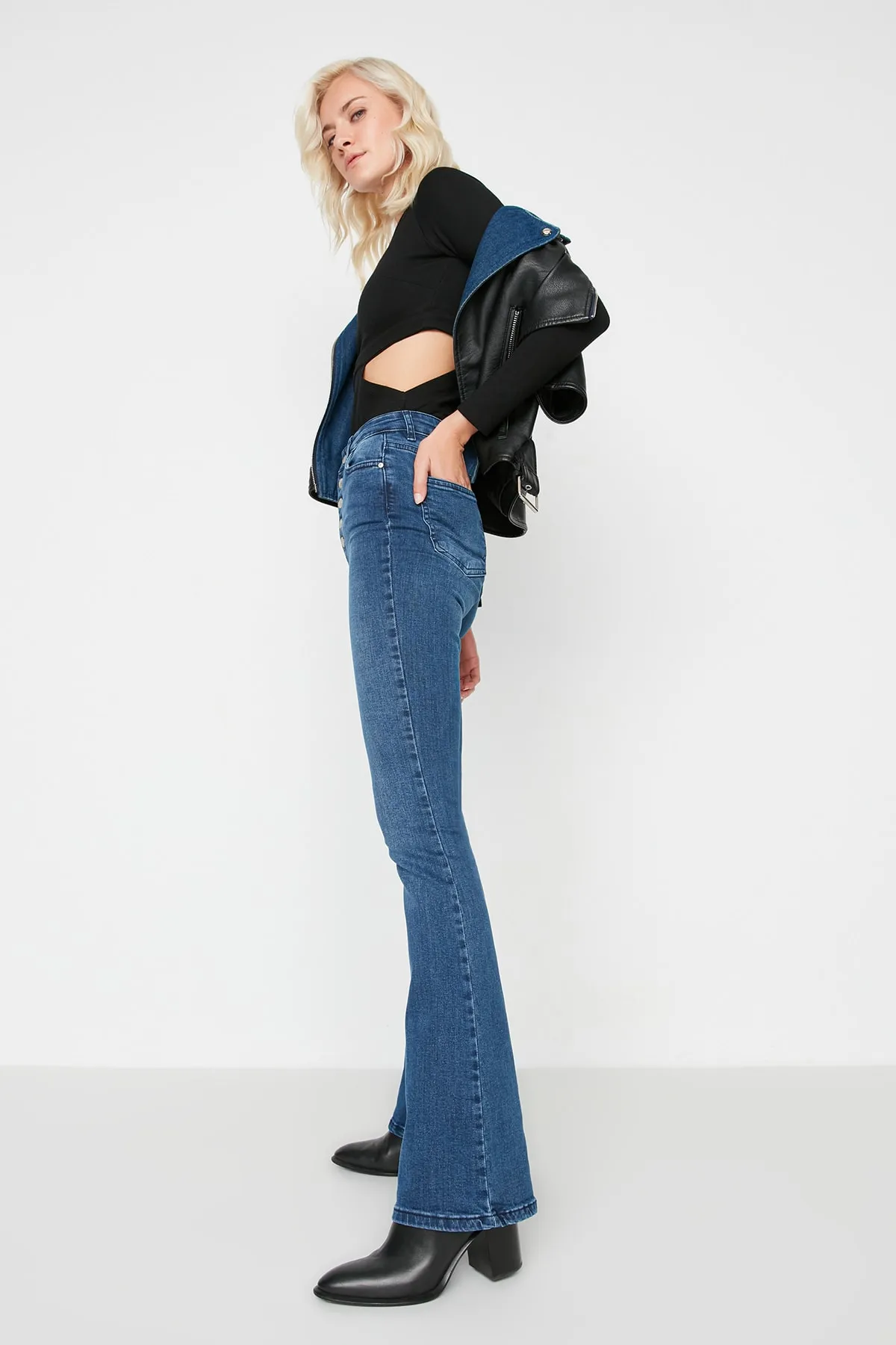 Trendyol Collection  Indigoblaue Schlagjeans mit Knopfleiste und hoher Taille TWOAW21JE0157