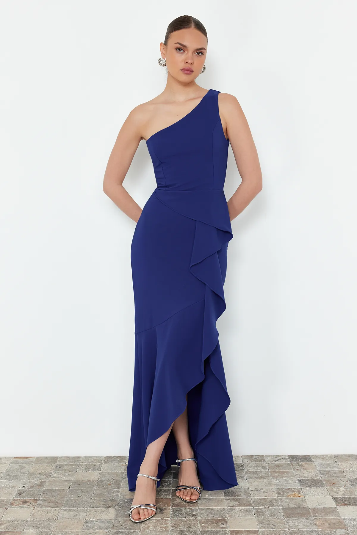 Trendyol Collection  Saks – Langes Abendkleid mit Volant und einzelnen Ärmeln TPRSS24AE00126