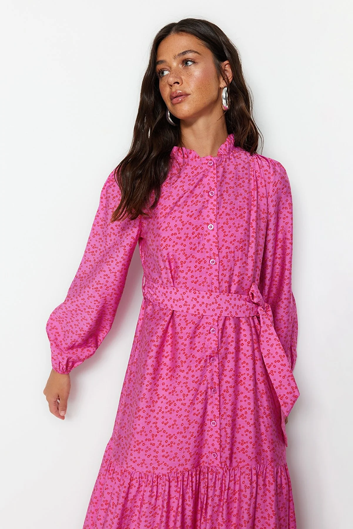 Trendyol Modest  Rosa gewebtes Kleid mit Gürtelrock, Volant, Blumenmuster und Futter TCTSS23EB00294