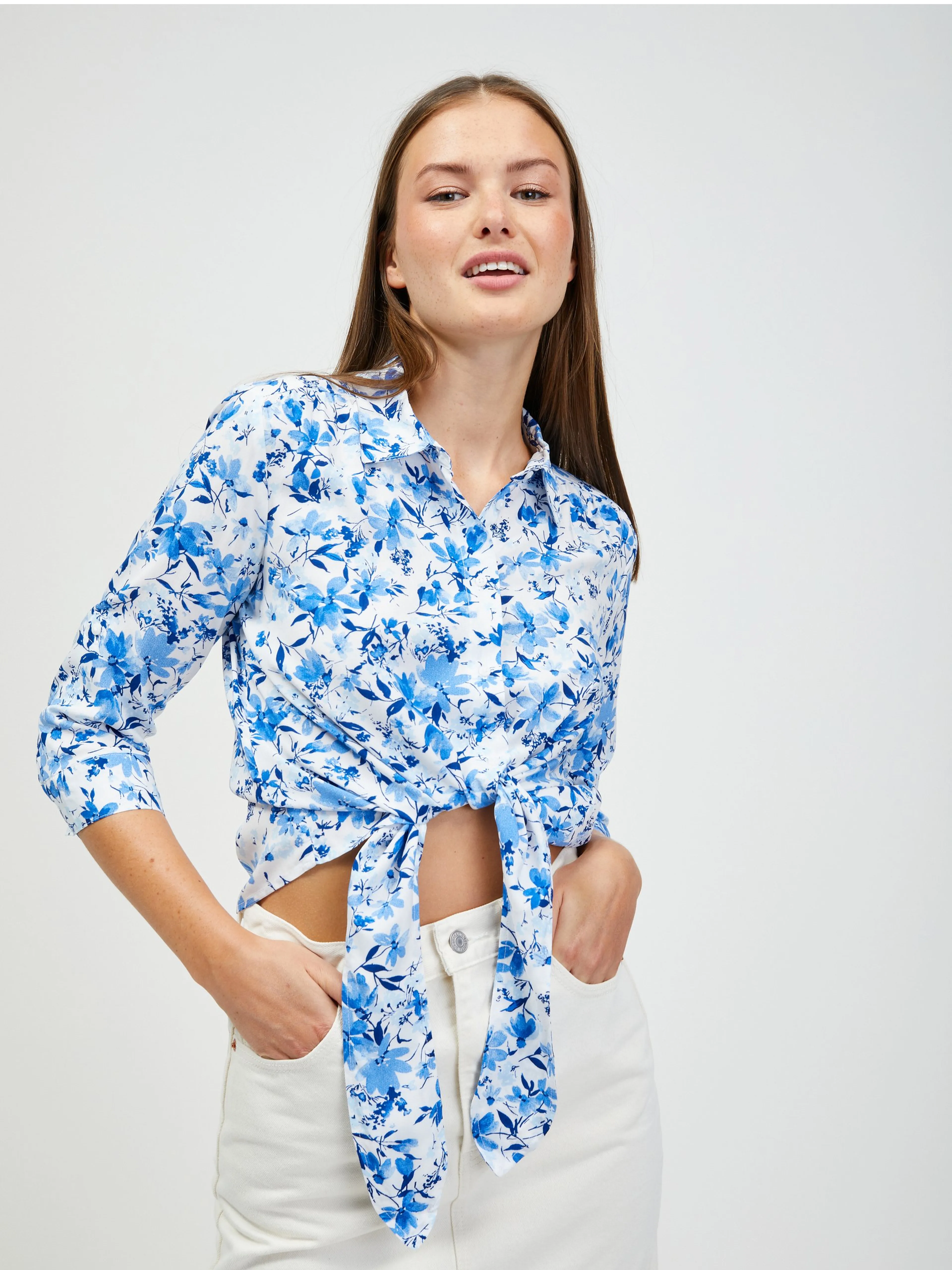 Weiß-blaue geblümte Bluse mit Knoten ORSAY