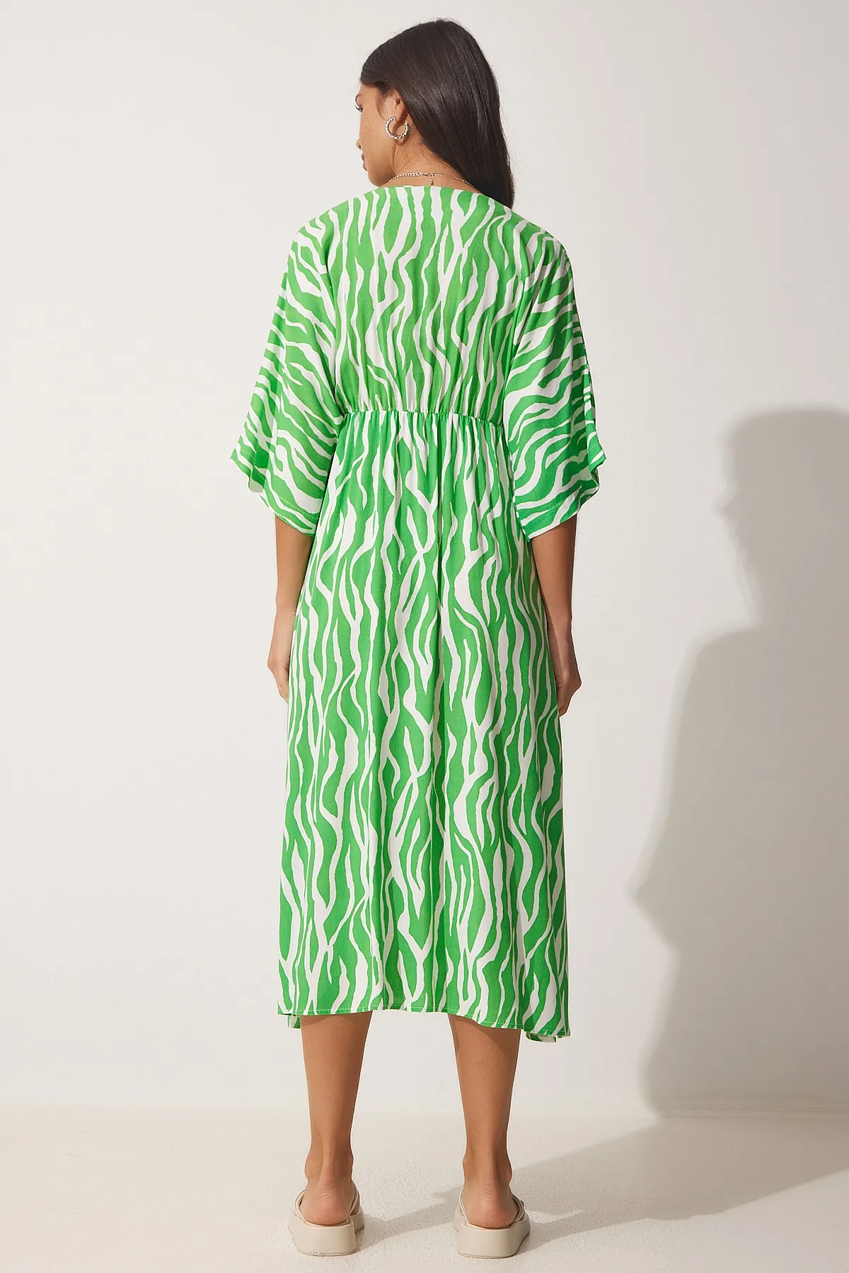 Happiness İstanbul  Grünes langes Viskose-Sommerkleid mit tiefem V-Ausschnitt für Damen CI00081