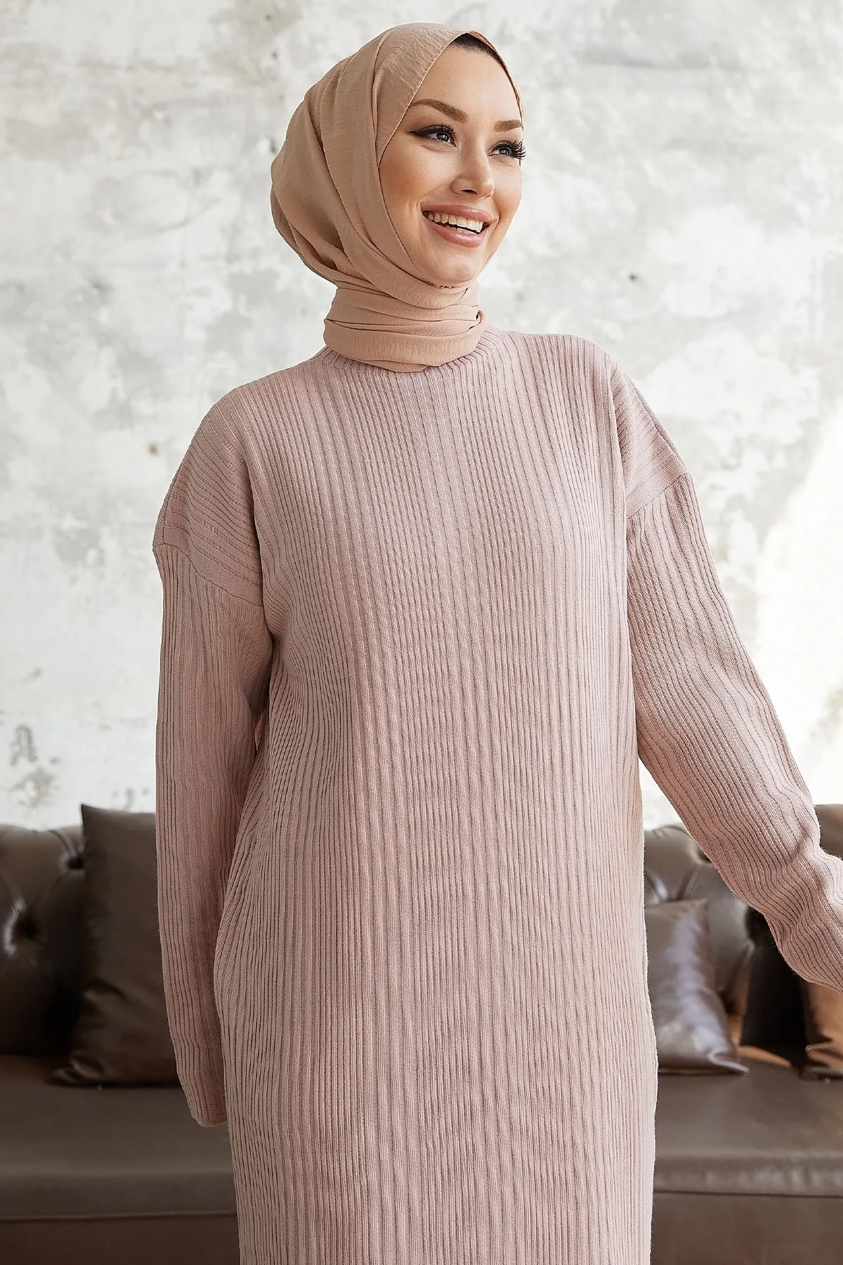 InStyle  Langes Strickkleid mit Rollkragen von Arissa – Puder