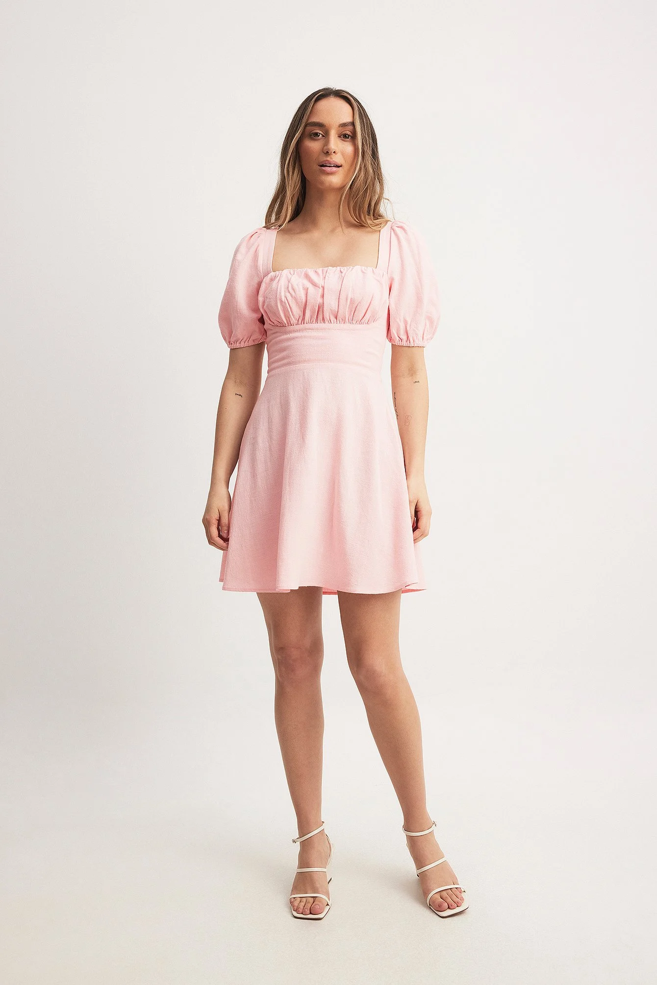 Minikleid mit Schnürung hinten und Puffärmeln