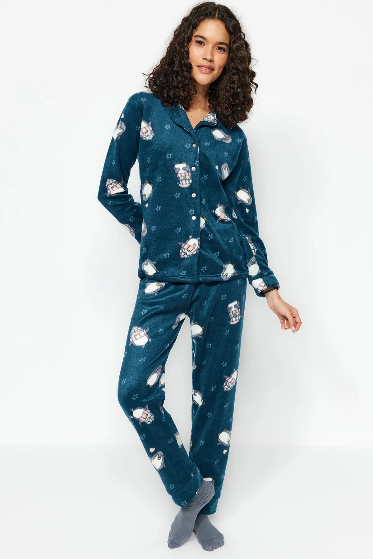 Trendyol Collection  Petrolfarbenes Pyjama-Set aus Strick mit Pinguin-Muster THMAW22PT0356