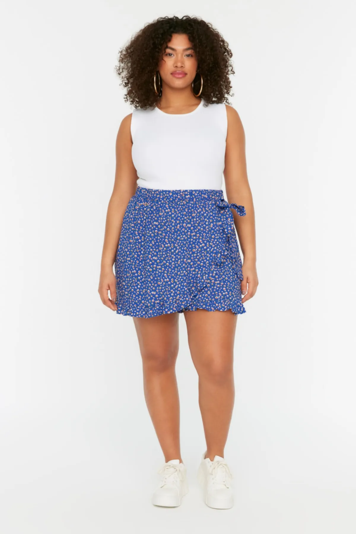 Trendyol Curve  Blauer, gewebter, gebundener Shortsrock mit Blumenmuster TBBSS22SR0164