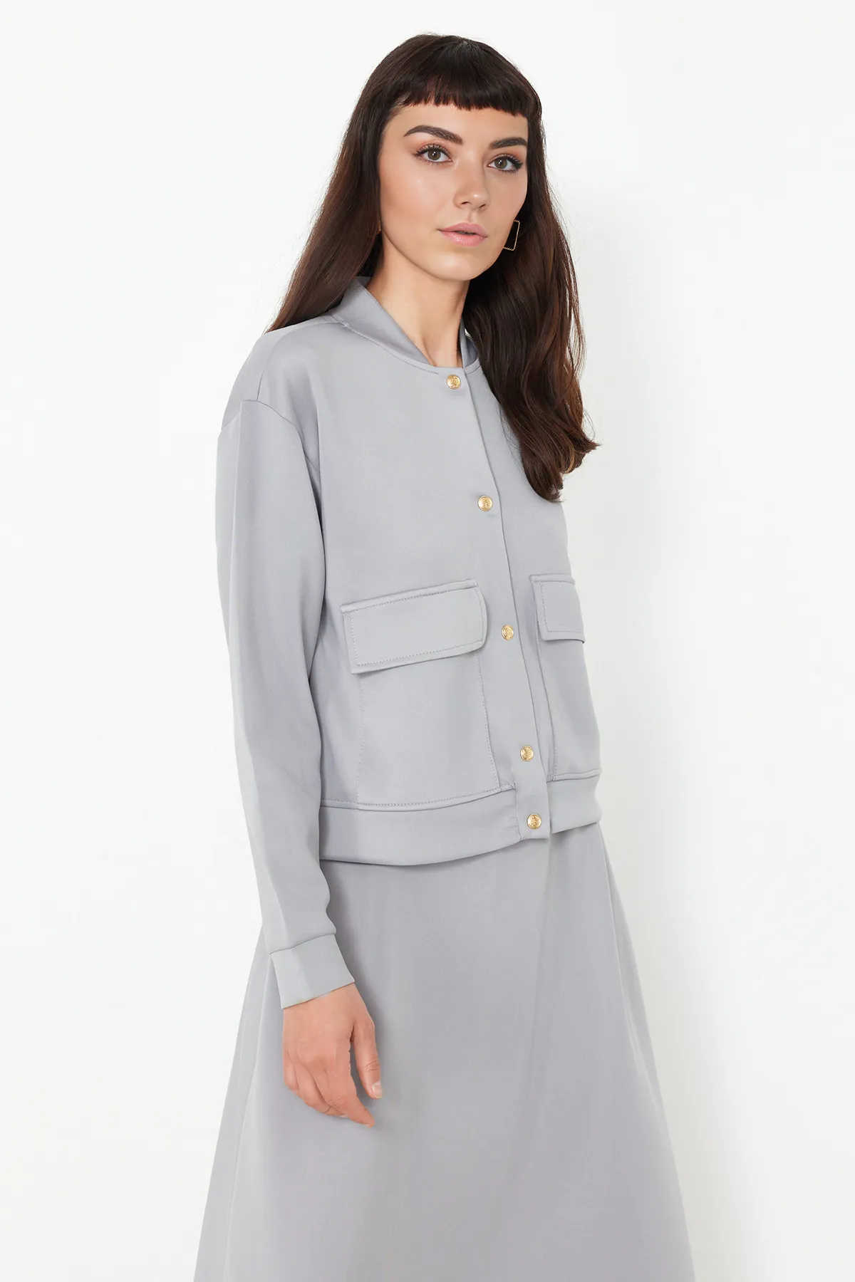 Trendyol Modest  Graues Set aus gestricktem Unterteil und Oberteil mit Bomberjacke und Rock TCTSS24US00048