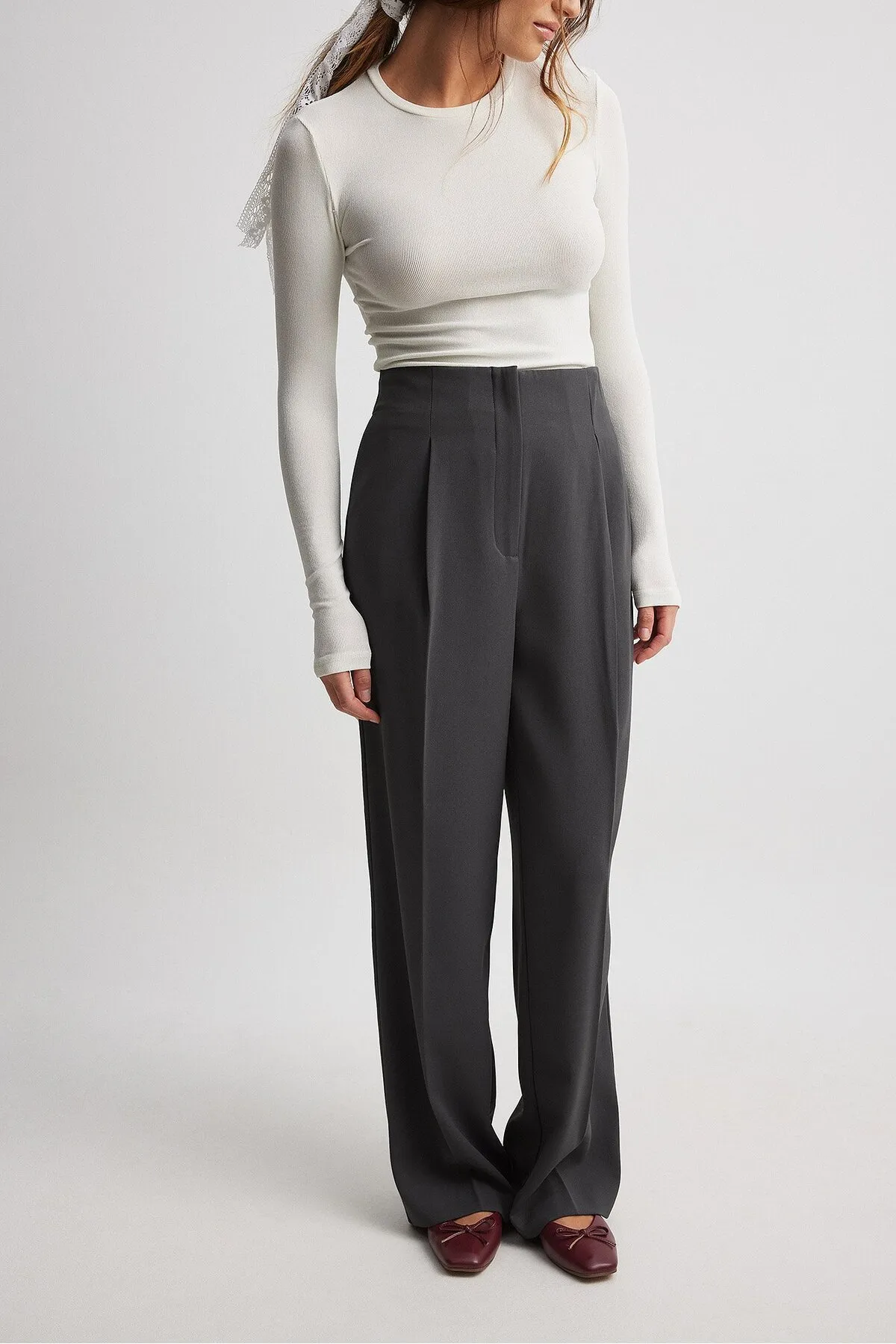 NA-KD  Weite Anzughose mit hoher Taille und ohne Taillenband