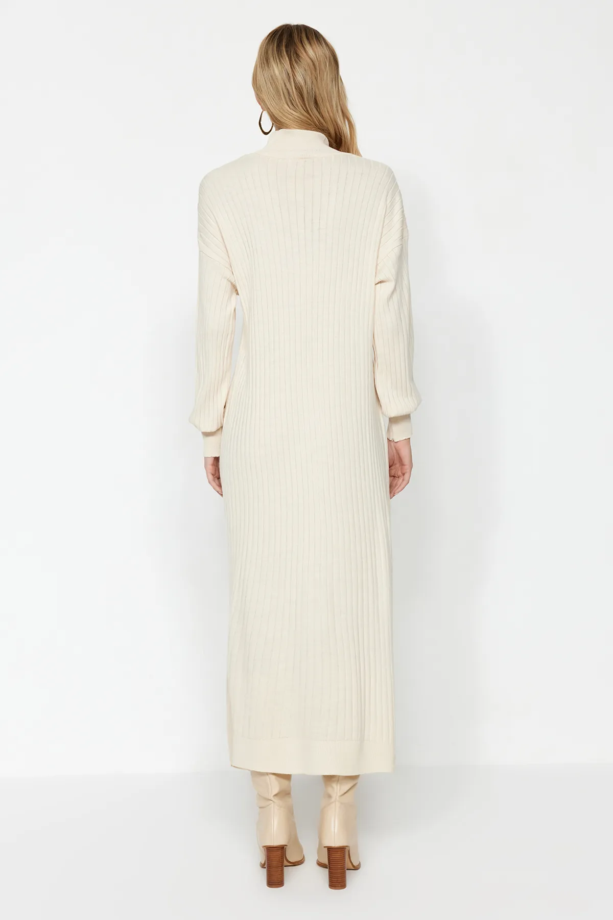 Trendyol Modest  Strickkleid mit Stehkragen in Stein TCTAW24EB00015
