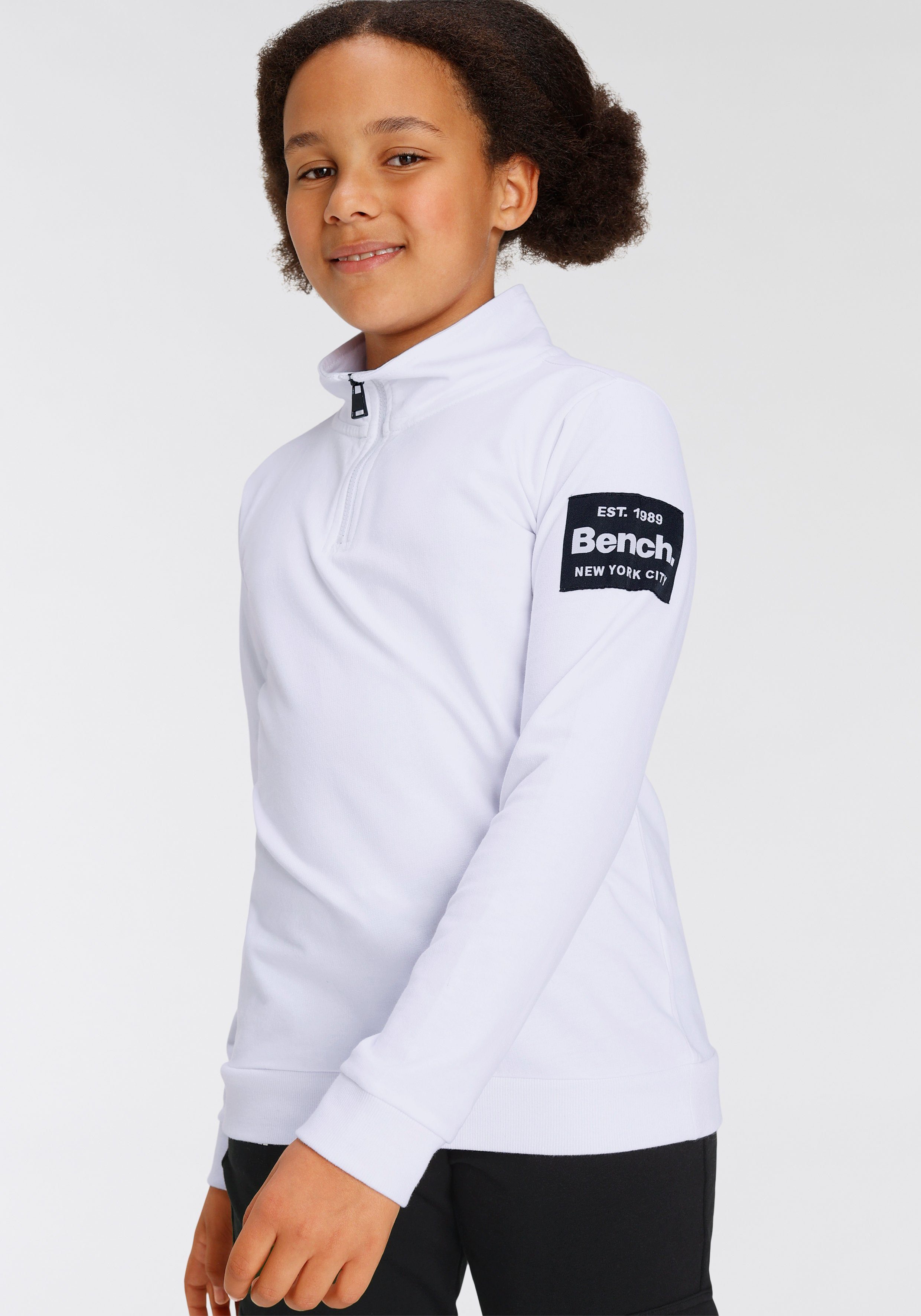 Bench. Langarmshirt mit Reißverschuss und Lable am Ärmel