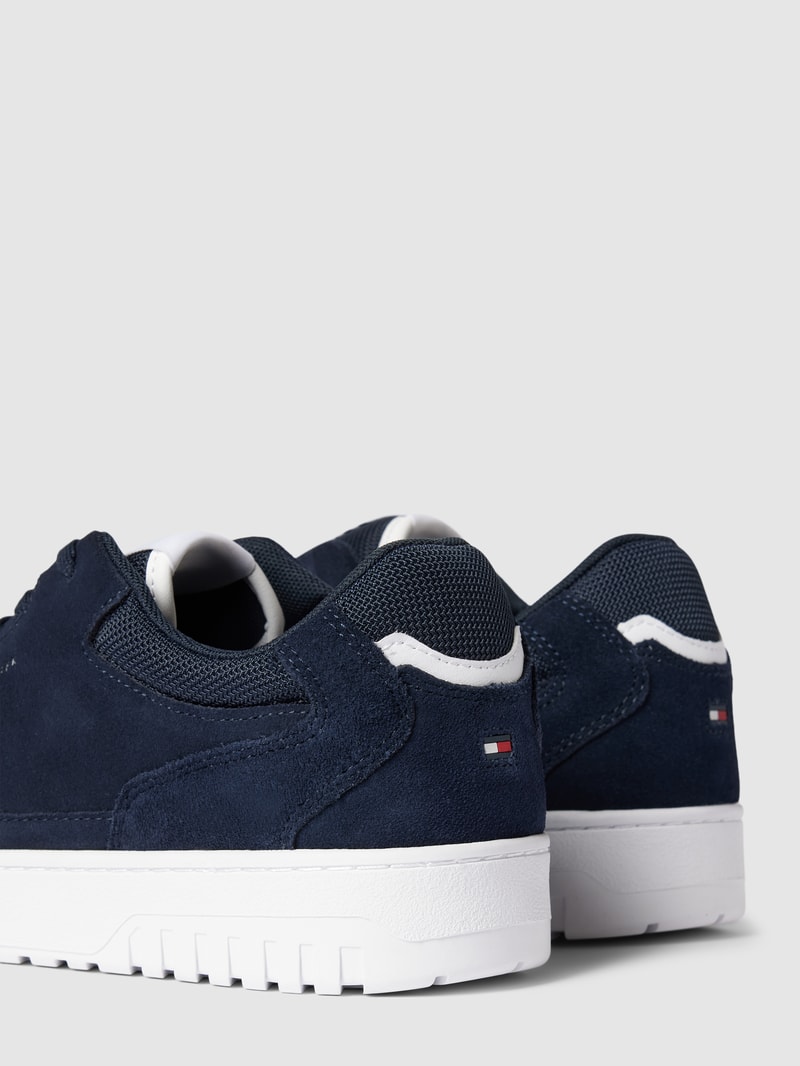 Sneaker mit Label-Detail in dunkelblau