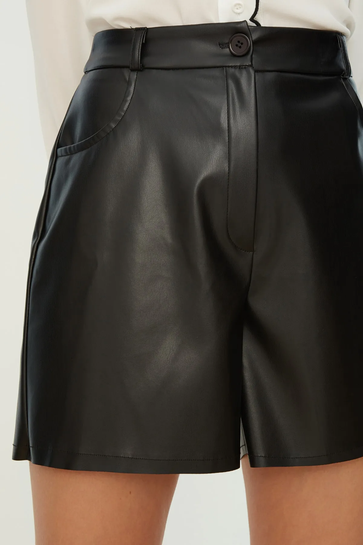 Trendyol Collection  Schwarze gewebte Shorts aus Kunstleder mit Taschen TWOAW21SR0014