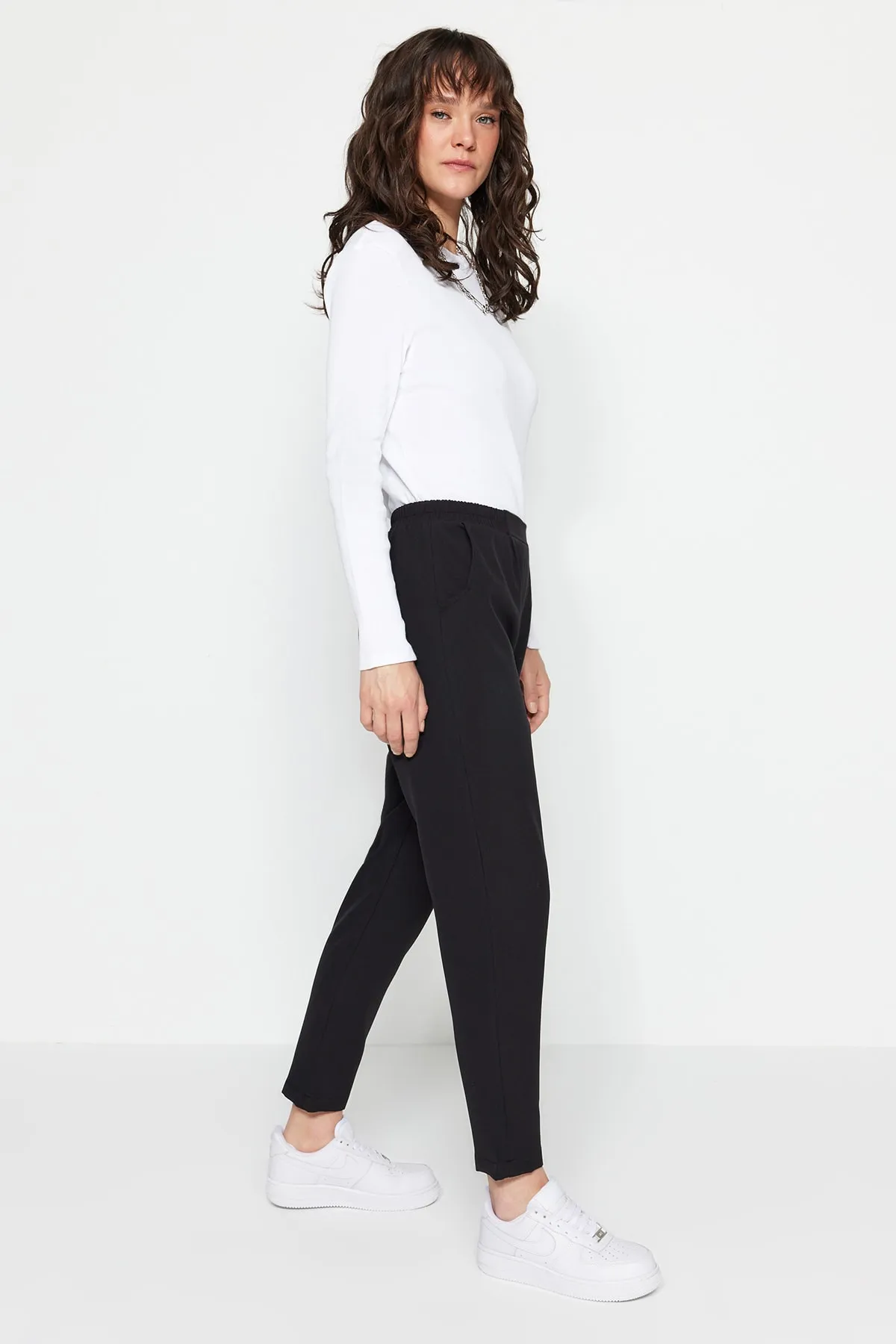 Trendyol Modest  Schwarze, gewebte Hose mit elastischem Bund und Taschendetail TCTSS23TP00008