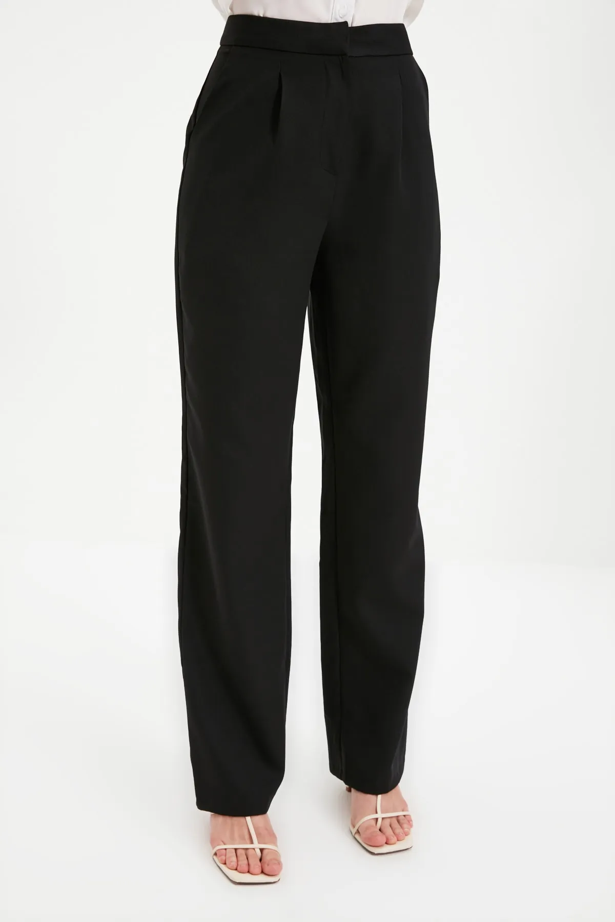 Trendyol Collection  Schwarze plissierte Webhose mit weitem Bein TWOSS21PL0155