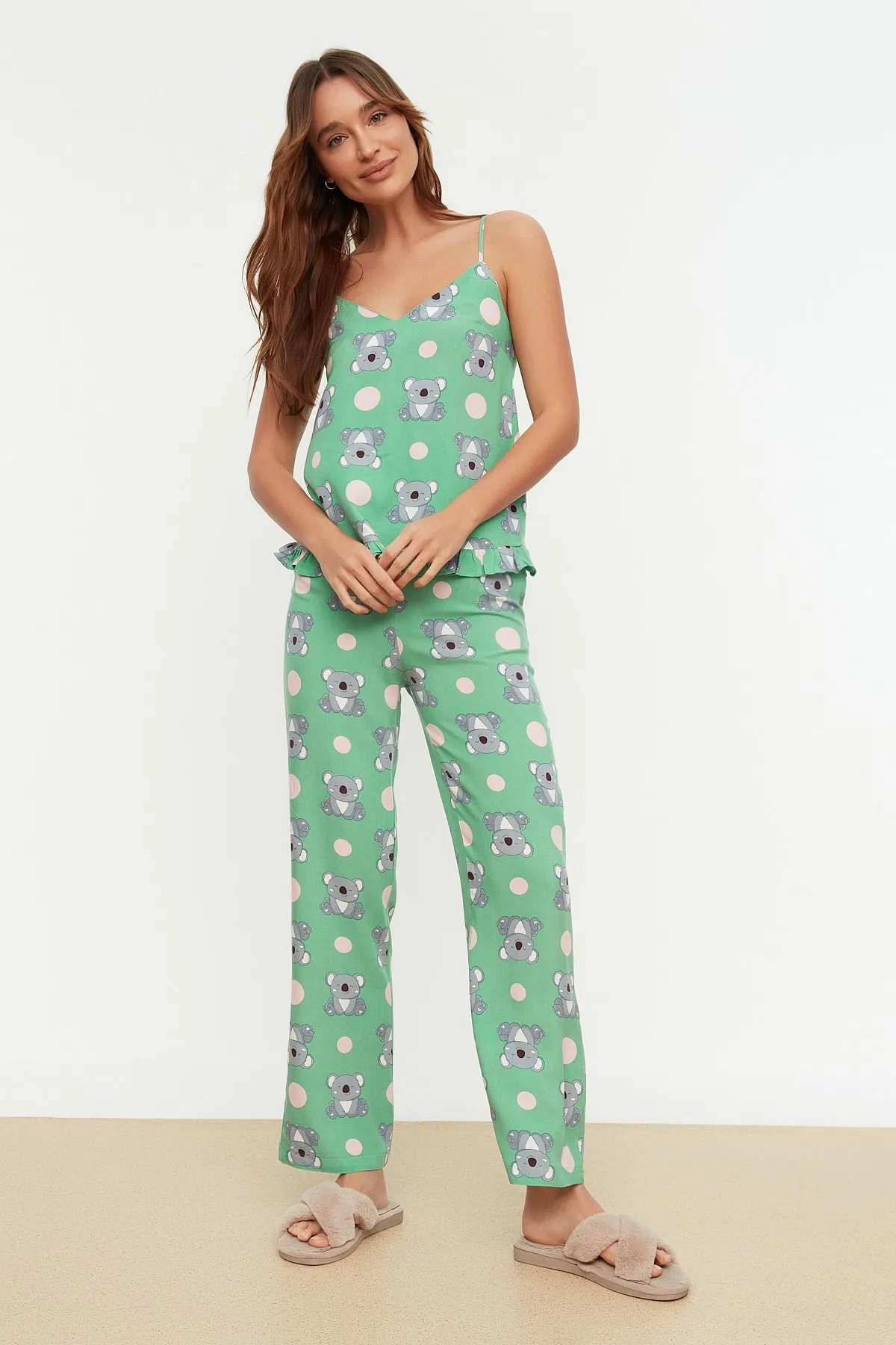 Trendyol Collection  Grünes Pyjama-Set aus Viskosegewebe mit Rüschen und Seilträgern, Koala-Muster, THMSS21PT0475