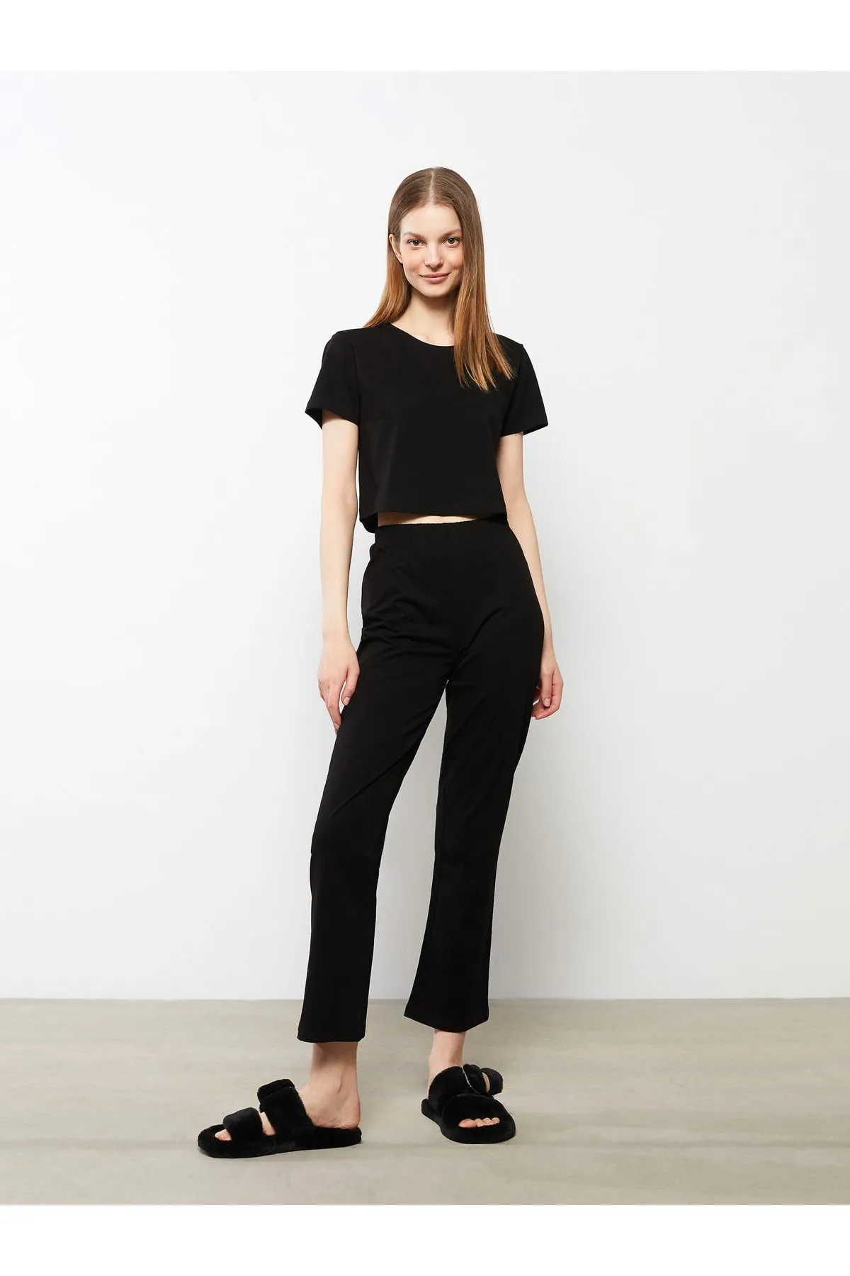 LC Waikiki  Einfarbiges Pyjama-Set aus Baumwolle mit Rundhalsausschnitt und kurzen Ärmeln für Damen