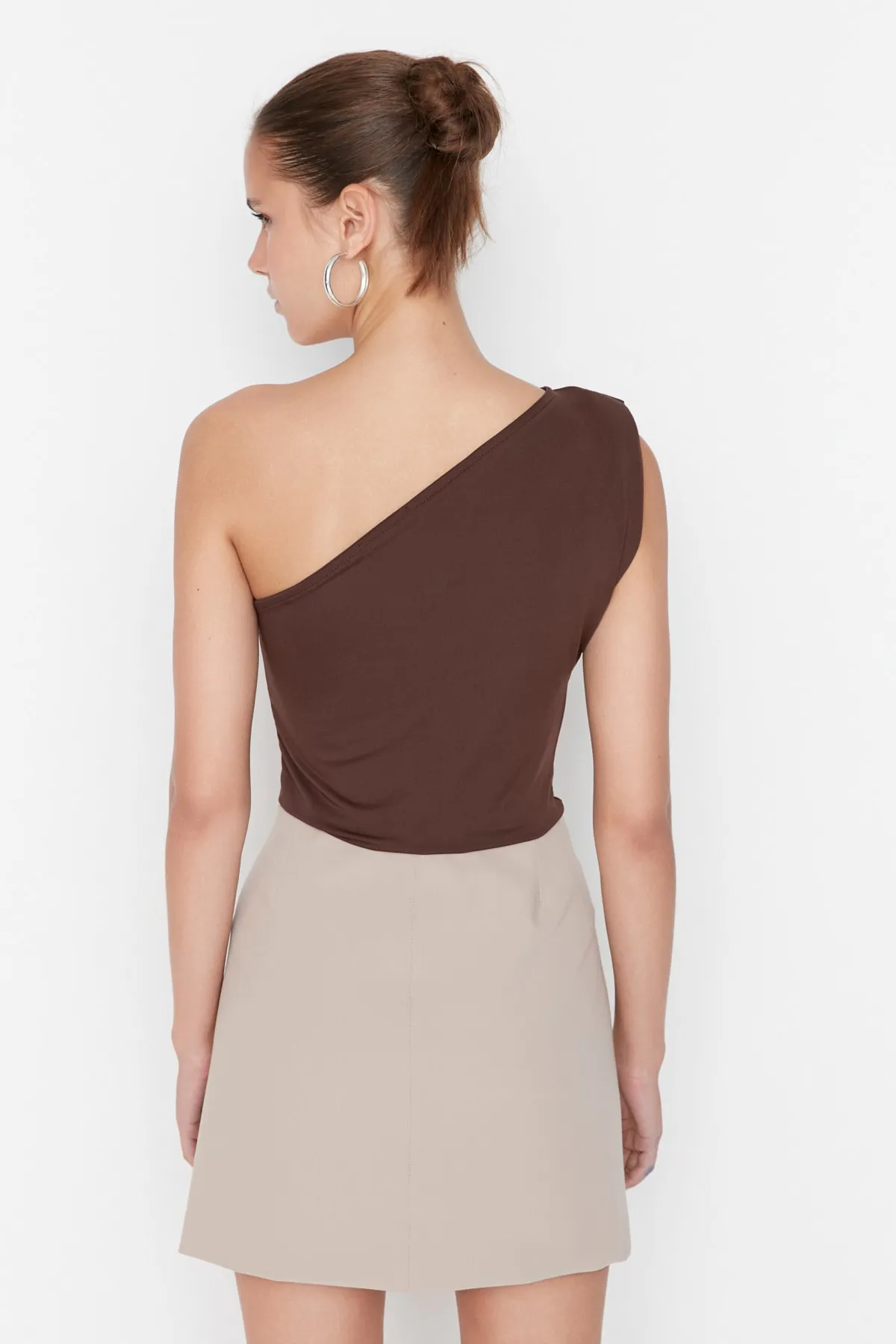 Trendyol Collection  Brauner flexibler Strickbody mit asymmetrischem Kragen und Druckknöpfen an der Unterseite TWOSS22BD00014