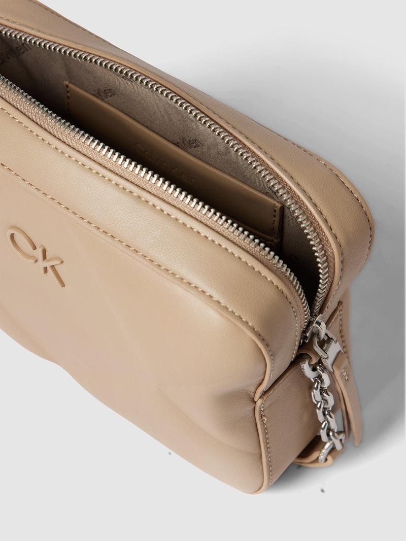 Umhängetasche mit Strukturmuster Modell 'CAMERA' in beige
